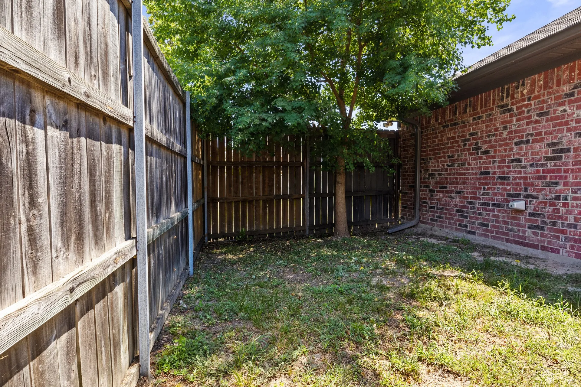 Single Family Residence For Sale in Camp County , 307 Bob White, Pittsburg, Texas 75686, 3 Bedroom, 2 Bathroom, 2 Garage spaces, 1,948 Sqft, built in 2002, mls#21369156, Real Estate Agent in Pittsburg, Homes For Sale in Camp county, Homes For Sale in Pittsburg, Realtor in Pittsburg Texas, Real Estate Brokerage Independent Realty Texas, Luminita Cordes Realtor