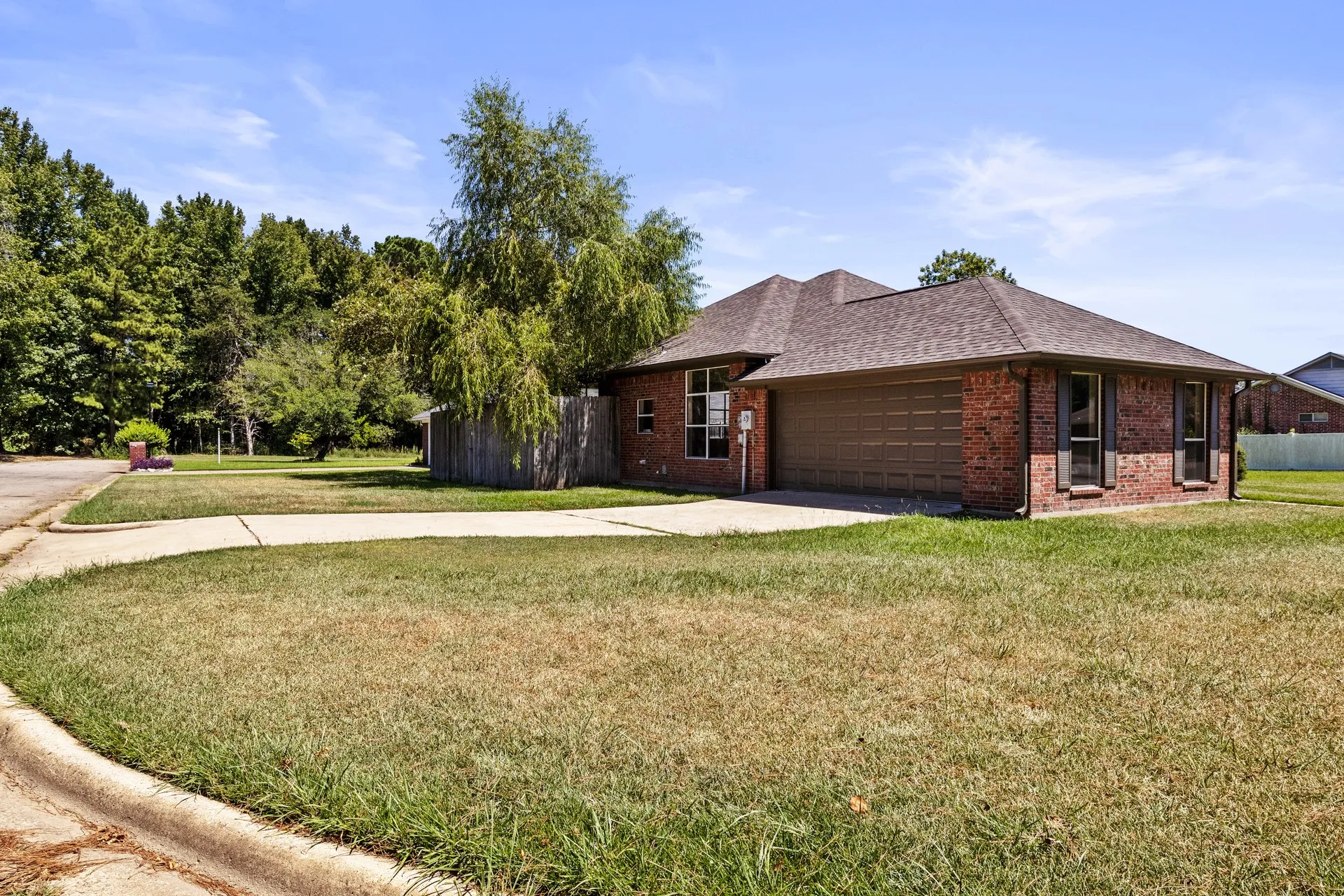 Single Family Residence For Sale in Camp County , 307 Bob White, Pittsburg, Texas 75686, 3 Bedroom, 2 Bathroom, 2 Garage spaces, 1,948 Sqft, built in 2002, mls#21369156, Real Estate Agent in Pittsburg, Homes For Sale in Camp county, Homes For Sale in Pittsburg, Realtor in Pittsburg Texas, Real Estate Brokerage Independent Realty Texas, Luminita Cordes Realtor