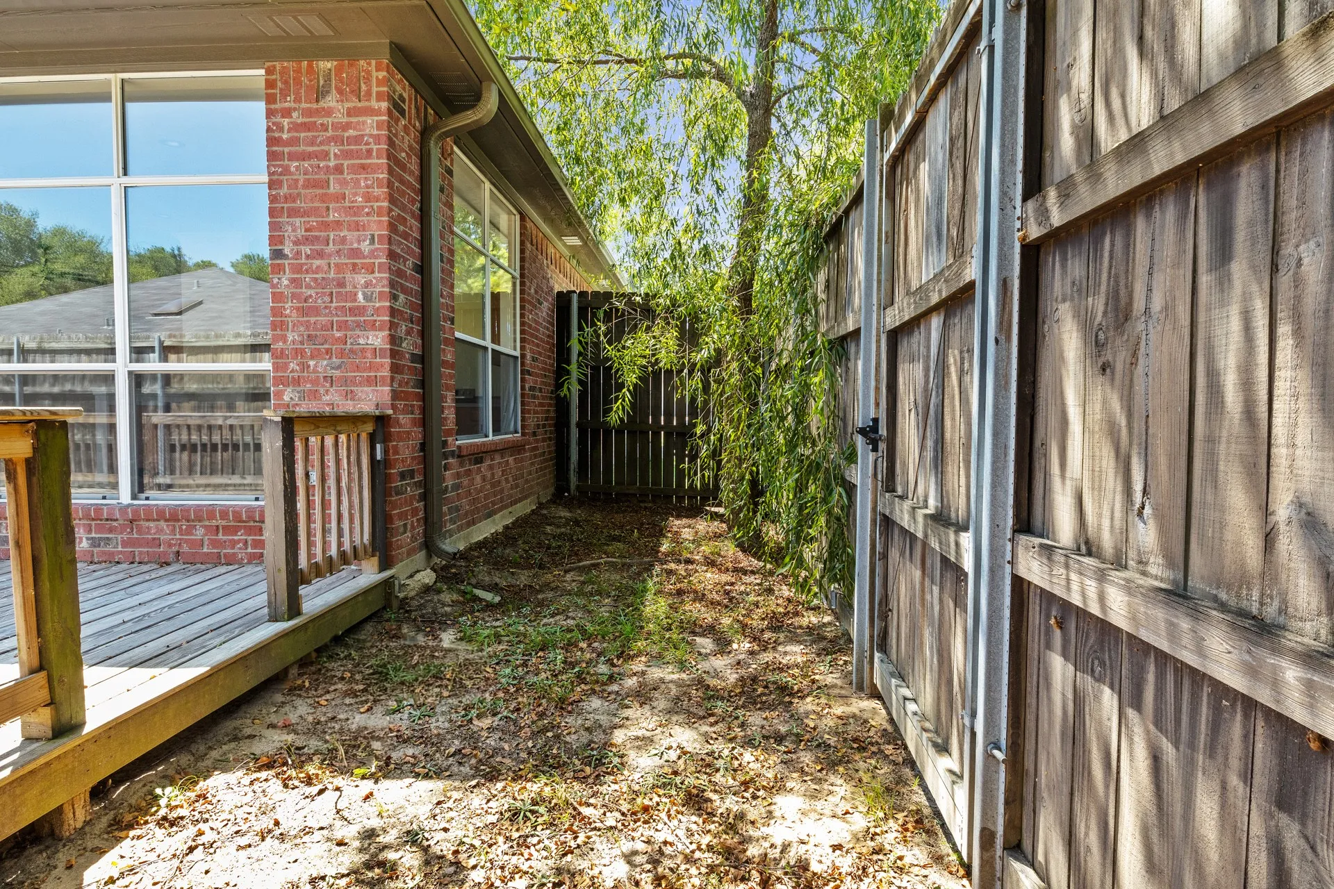 Single Family Residence For Sale in Camp County , 307 Bob White, Pittsburg, Texas 75686, 3 Bedroom, 2 Bathroom, 2 Garage spaces, 1,948 Sqft, built in 2002, mls#21369156, Real Estate Agent in Pittsburg, Homes For Sale in Camp county, Homes For Sale in Pittsburg, Realtor in Pittsburg Texas, Real Estate Brokerage Independent Realty Texas, Luminita Cordes Realtor
