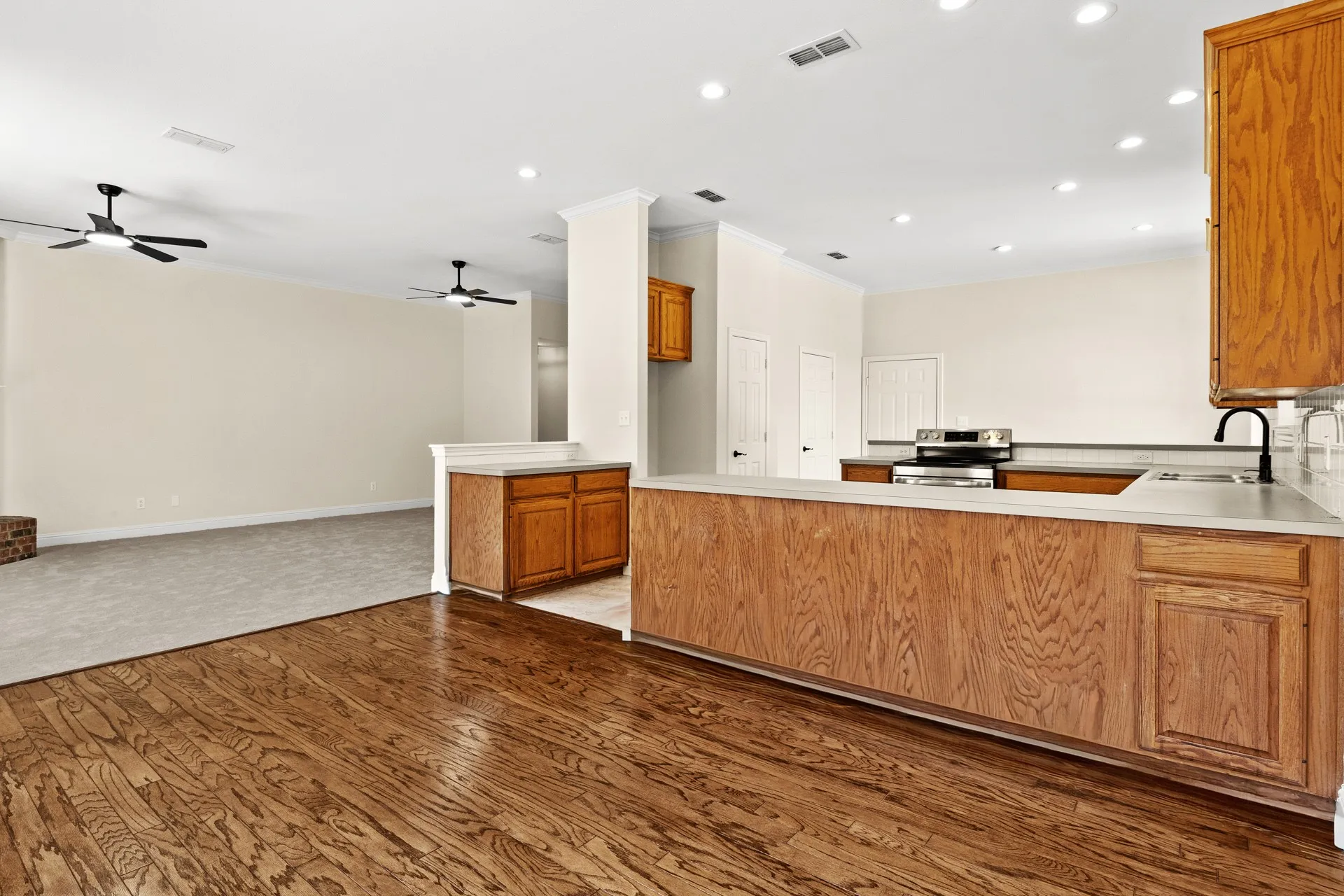 Single Family Residence For Sale in Camp County , 307 Bob White, Pittsburg, Texas 75686, 3 Bedroom, 2 Bathroom, 2 Garage spaces, 1,948 Sqft, built in 2002, mls#21369156, Real Estate Agent in Pittsburg, Homes For Sale in Camp county, Homes For Sale in Pittsburg, Realtor in Pittsburg Texas, Real Estate Brokerage Independent Realty Texas, Luminita Cordes Realtor