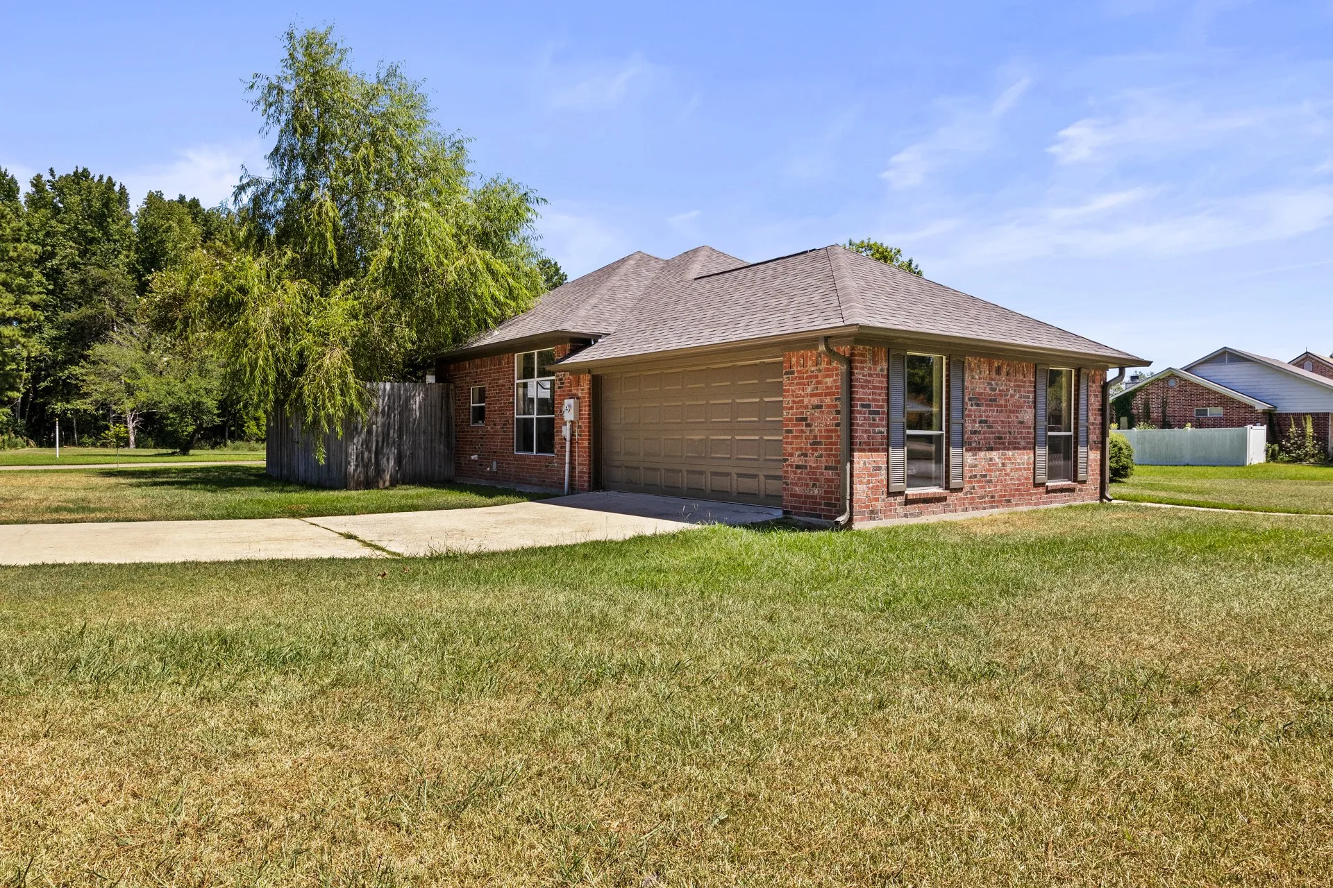 Single Family Residence For Sale in Camp County , 307 Bob White, Pittsburg, Texas 75686, 3 Bedroom, 2 Bathroom, 2 Garage spaces, 1,948 Sqft, built in 2002, mls#21369156, Real Estate Agent in Pittsburg, Homes For Sale in Camp county, Homes For Sale in Pittsburg, Realtor in Pittsburg Texas, Real Estate Brokerage Independent Realty Texas, Luminita Cordes Realtor