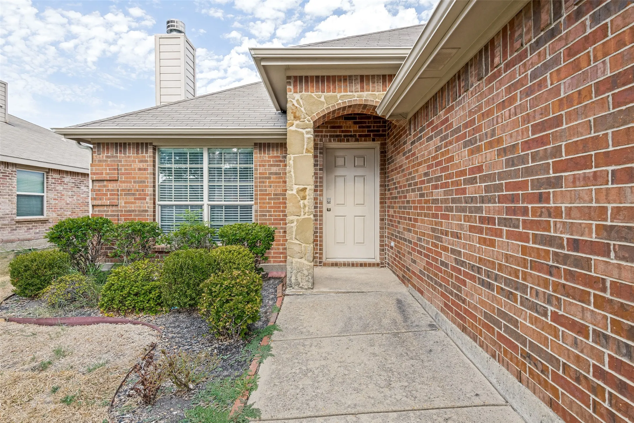 Single Family Residence For Sale in Kaufman County , 2131 Rains County Road, Forney, Texas 75126, 3 Bedroom, 2 Bathroom, 2 Garage spaces, 1,364 Sqft, built in 2011, mls#21367634, Real Estate Agent in Forney, Homes For Sale in Kaufman county, Homes For Sale in Forney, Realtor in Forney Texas, Real Estate Brokerage Independent Realty Texas, Luminita Cordes Realtor