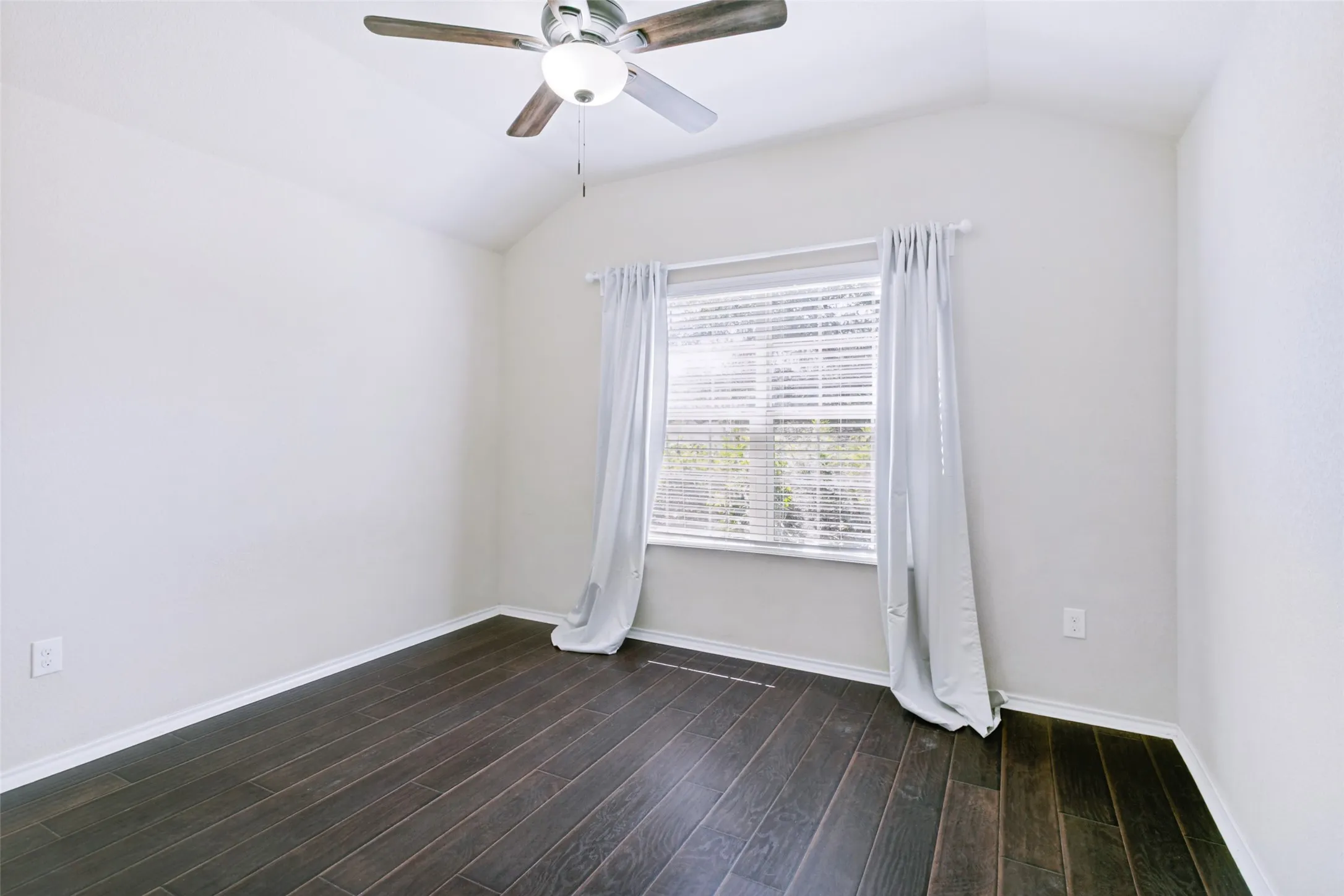 Single Family Residence For Rent in Tarrant County , 8817 Poynter Street, Fort Worth, Texas 76123, 4 Bedroom, 2 Bathroom, 2 Garage spaces, 1,798 Sqft, built in 2015, mls#21368430, Real Estate Agent in Fort Worth, Homes For Rent in Tarrant county, Homes For Rent in Fort Worth, Realtor in Fort Worth Texas, Real Estate Brokerage Independent Realty Texas, Luminita Cordes Realtor