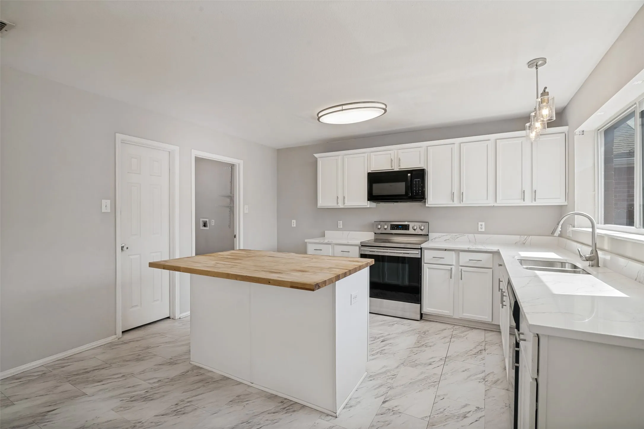 Single Family Residence For Rent in Kaufman County , 1012 Valera Road, Forney, Texas 75126, 4 Bedroom, 3 Bathroom, 2 Garage spaces, 2,717 Sqft, built in 2005, mls#21369289, Real Estate Agent in Forney, Homes For Rent in Kaufman county, Homes For Rent in Forney, Realtor in Forney Texas, Real Estate Brokerage Independent Realty Texas, Luminita Cordes Realtor