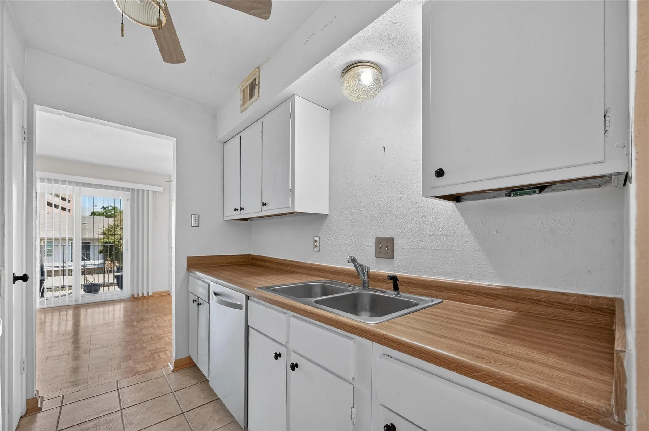 Condominium For Sale in Dallas County , 8071 Meadow Road 219, Dallas, Texas 75231, 2 Bedroom, 2 Bathroom, Garage spaces, 1,197 Sqft, built in 1969, mls#21369227, Real Estate Agent in Dallas, Homes For Sale in Dallas county, Homes For Sale in Dallas, Realtor in Dallas Texas, Real Estate Brokerage Independent Realty Texas, Luminita Cordes Realtor