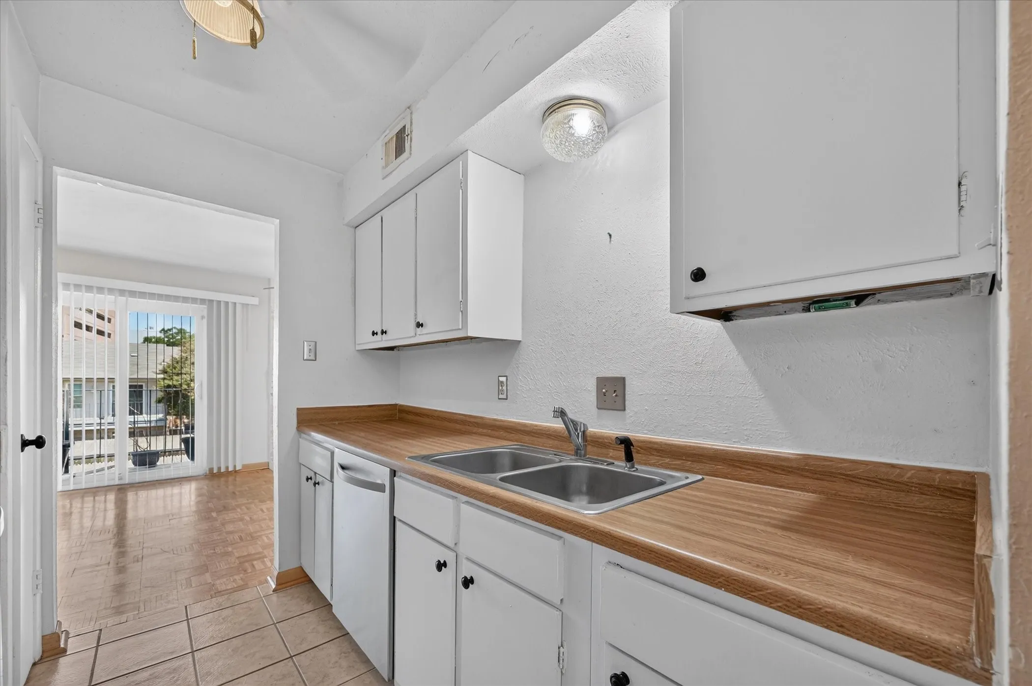 Condominium For Sale in Dallas County , 8071 Meadow Road 219, Dallas, Texas 75231, 2 Bedroom, 2 Bathroom, Garage spaces, 1,197 Sqft, built in 1969, mls#21369227, Real Estate Agent in Dallas, Homes For Sale in Dallas county, Homes For Sale in Dallas, Realtor in Dallas Texas, Real Estate Brokerage Independent Realty Texas, Luminita Cordes Realtor