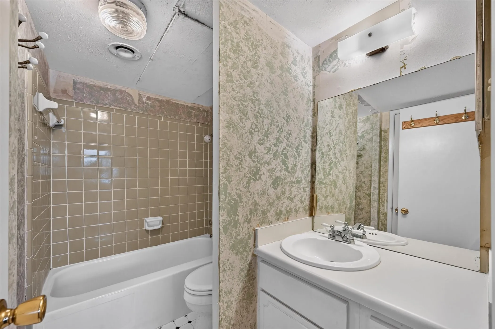 Condominium For Sale in Dallas County , 8071 Meadow Road 219, Dallas, Texas 75231, 2 Bedroom, 2 Bathroom, Garage spaces, 1,197 Sqft, built in 1969, mls#21369227, Real Estate Agent in Dallas, Homes For Sale in Dallas county, Homes For Sale in Dallas, Realtor in Dallas Texas, Real Estate Brokerage Independent Realty Texas, Luminita Cordes Realtor