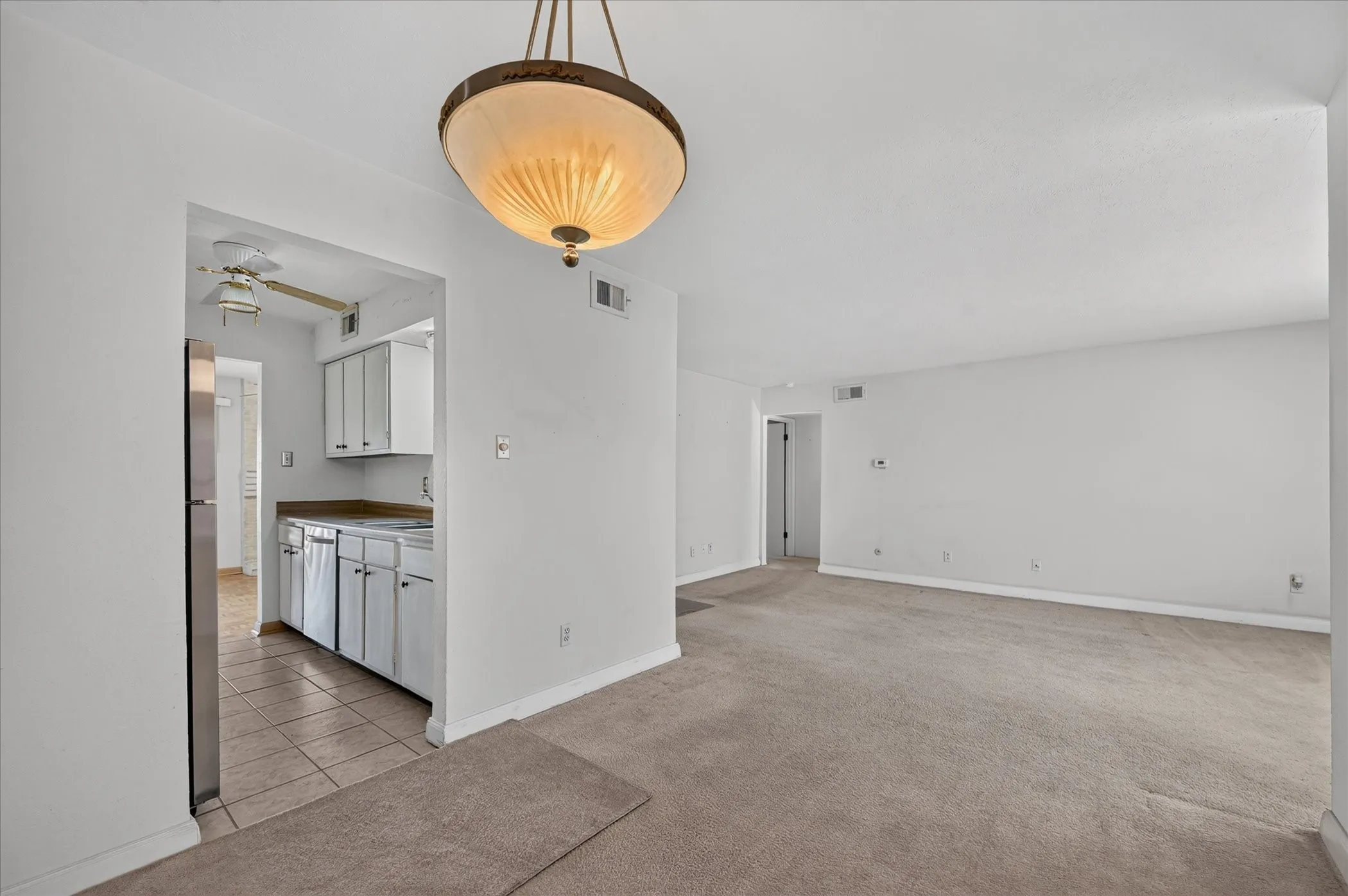 Condominium For Sale in Dallas County , 8071 Meadow Road 219, Dallas, Texas 75231, 2 Bedroom, 2 Bathroom, Garage spaces, 1,197 Sqft, built in 1969, mls#21369227, Real Estate Agent in Dallas, Homes For Sale in Dallas county, Homes For Sale in Dallas, Realtor in Dallas Texas, Real Estate Brokerage Independent Realty Texas, Luminita Cordes Realtor