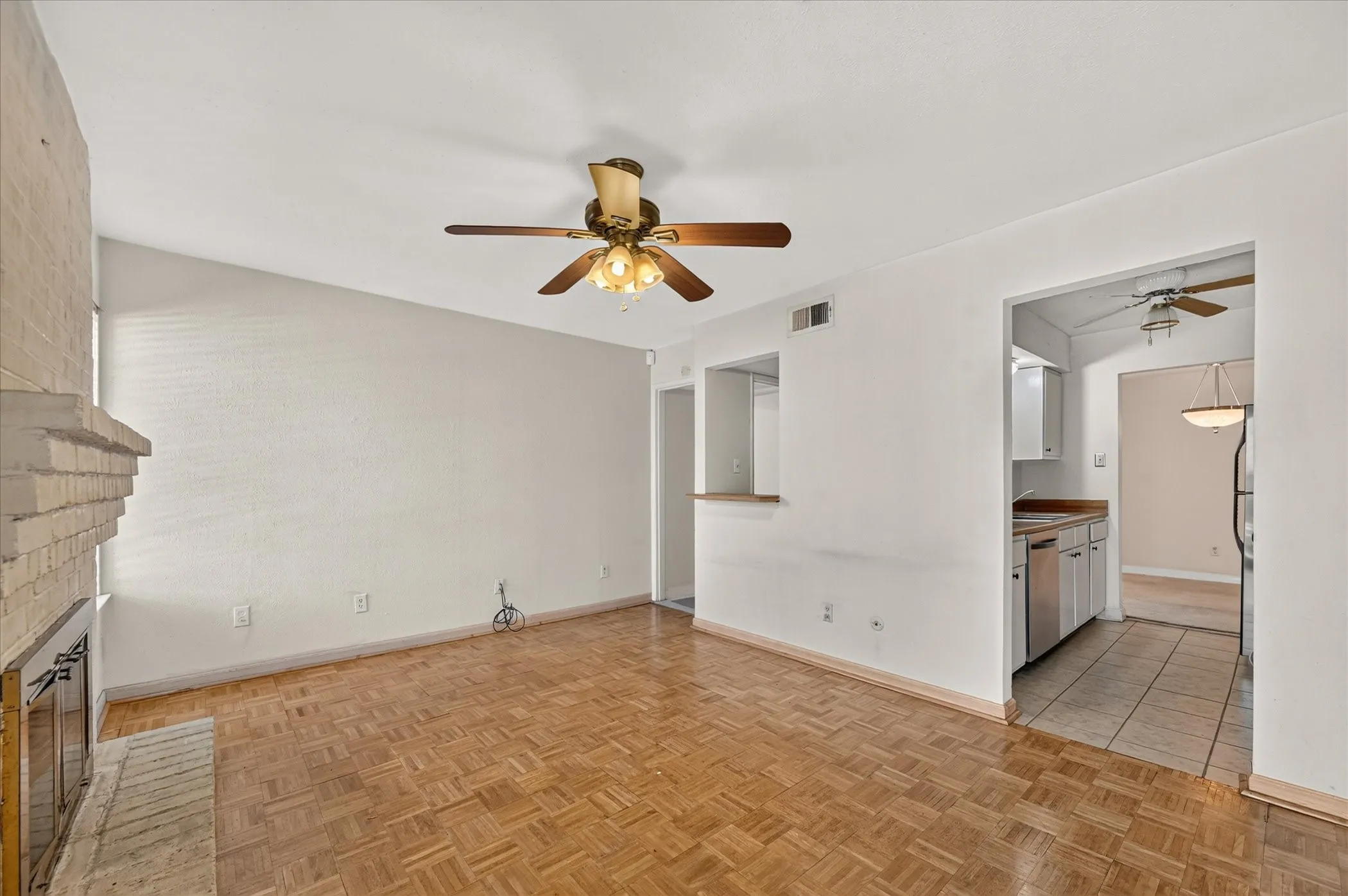 Condominium For Sale in Dallas County , 8071 Meadow Road 219, Dallas, Texas 75231, 2 Bedroom, 2 Bathroom, Garage spaces, 1,197 Sqft, built in 1969, mls#21369227, Real Estate Agent in Dallas, Homes For Sale in Dallas county, Homes For Sale in Dallas, Realtor in Dallas Texas, Real Estate Brokerage Independent Realty Texas, Luminita Cordes Realtor