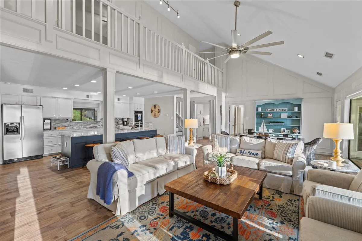 Single Family Residence For Sale in Henderson County , 5217 Paseo Tortuga, Malakoff, Texas 75148, 5 Bedroom, 5 Bathroom, 1 Garage spaces, 3,165 Sqft, built in 1984, mls#21366342, Real Estate Agent in Malakoff, Homes For Sale in Henderson county, Homes For Sale in Malakoff, Realtor in Malakoff Texas, Real Estate Brokerage Independent Realty Texas, Luminita Cordes Realtor