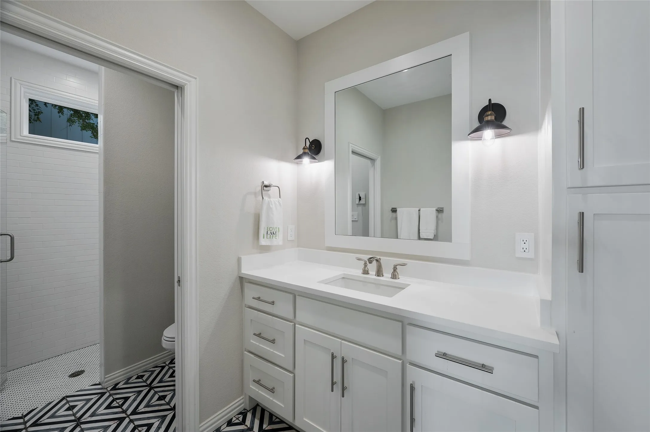 Single Family Residence For Sale in Henderson County , 5217 Paseo Tortuga, Malakoff, Texas 75148, 5 Bedroom, 5 Bathroom, 1 Garage spaces, 3,165 Sqft, built in 1984, mls#21366342, Real Estate Agent in Malakoff, Homes For Sale in Henderson county, Homes For Sale in Malakoff, Realtor in Malakoff Texas, Real Estate Brokerage Independent Realty Texas, Luminita Cordes Realtor