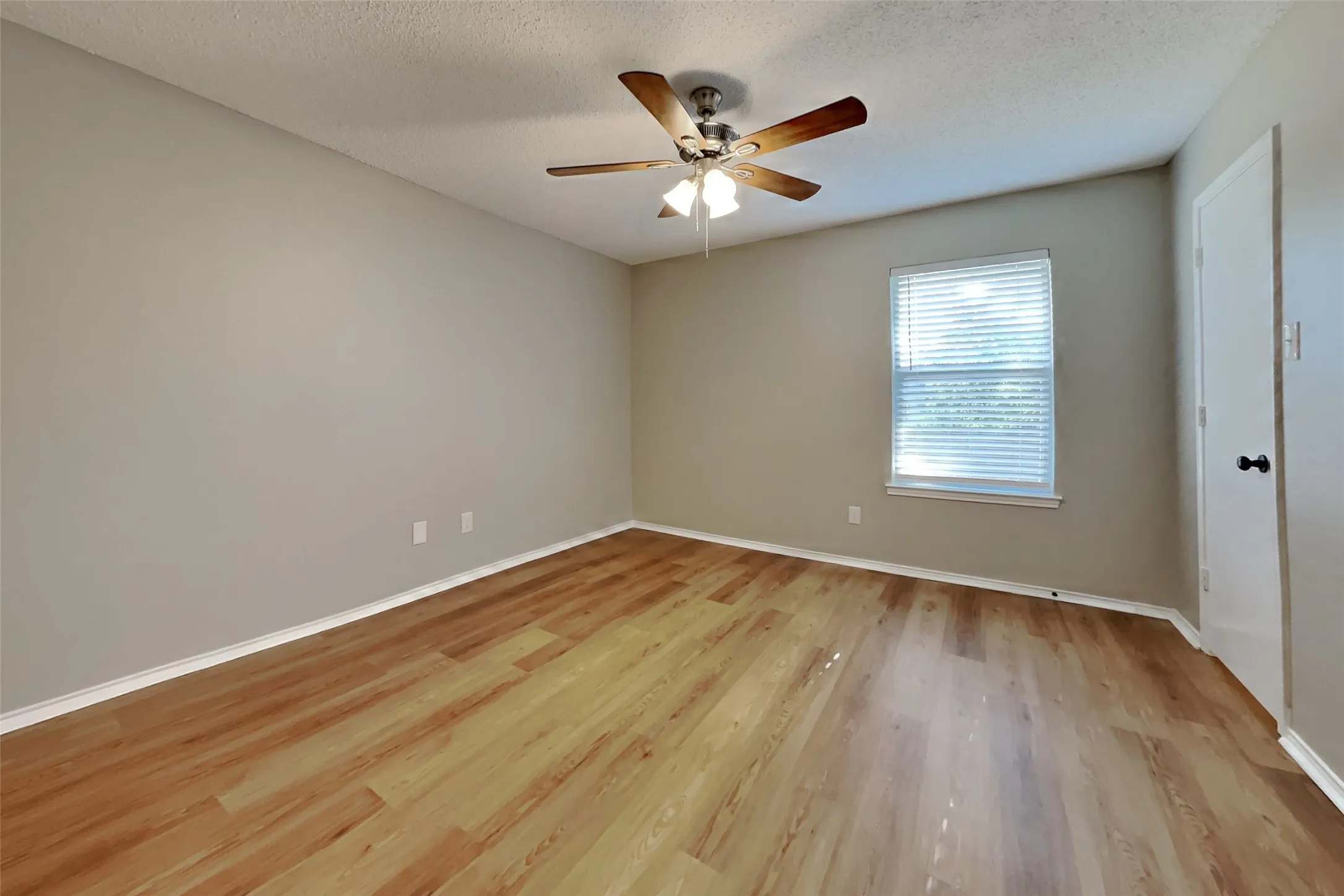 Single Family Residence For Rent in Johnson County , 912 Blue Ridge Drive, Burleson, Texas 76028, 3 Bedroom, 2 Bathroom, 2 Garage spaces, 1,633 Sqft, built in 1995, mls#21369295, Real Estate Agent in Burleson, Homes For Rent in Johnson county, Homes For Rent in Burleson, Realtor in Burleson Texas, Real Estate Brokerage Independent Realty Texas, Luminita Cordes Realtor