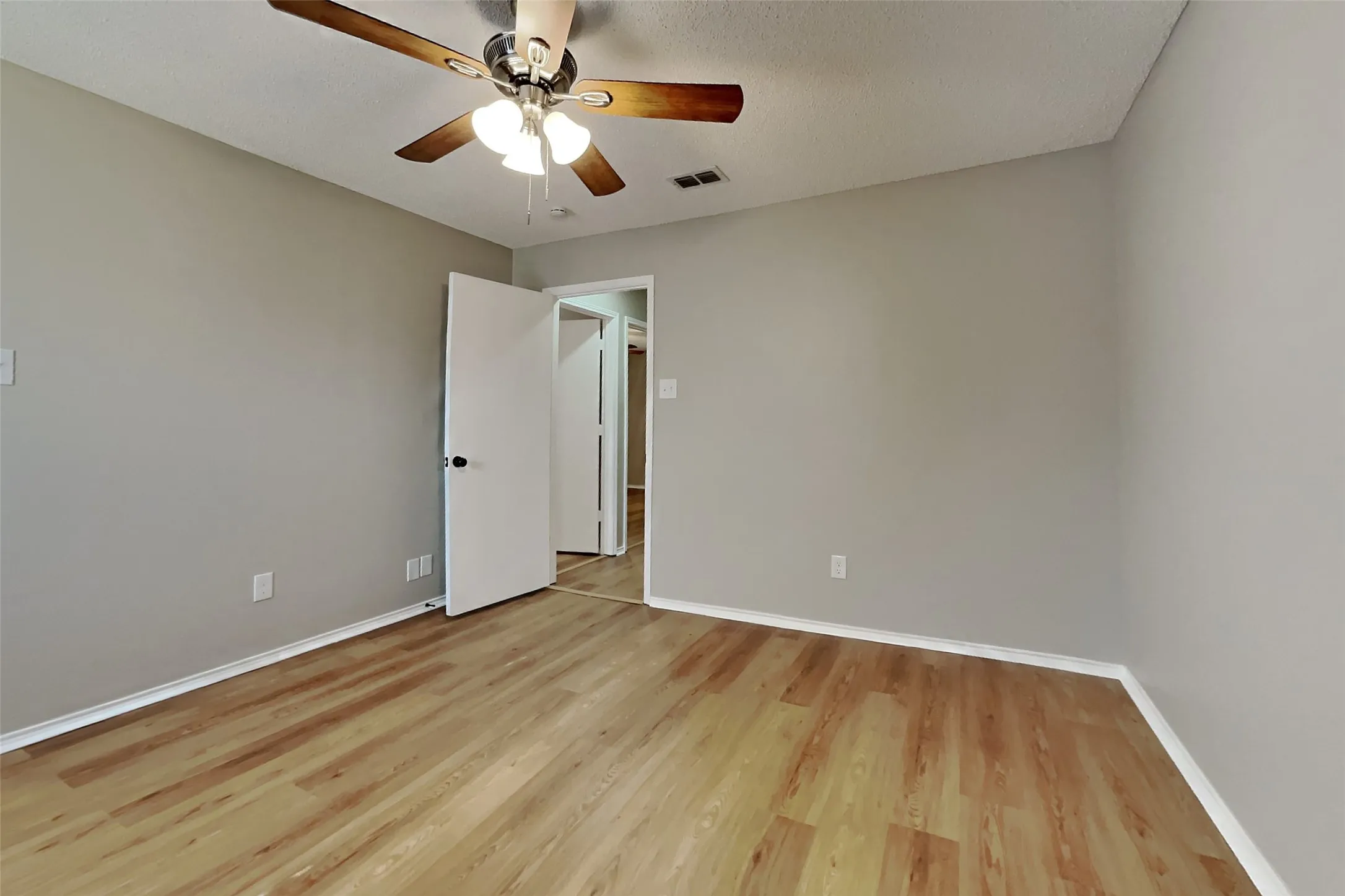 Single Family Residence For Rent in Johnson County , 912 Blue Ridge Drive, Burleson, Texas 76028, 3 Bedroom, 2 Bathroom, 2 Garage spaces, 1,633 Sqft, built in 1995, mls#21369295, Real Estate Agent in Burleson, Homes For Rent in Johnson county, Homes For Rent in Burleson, Realtor in Burleson Texas, Real Estate Brokerage Independent Realty Texas, Luminita Cordes Realtor
