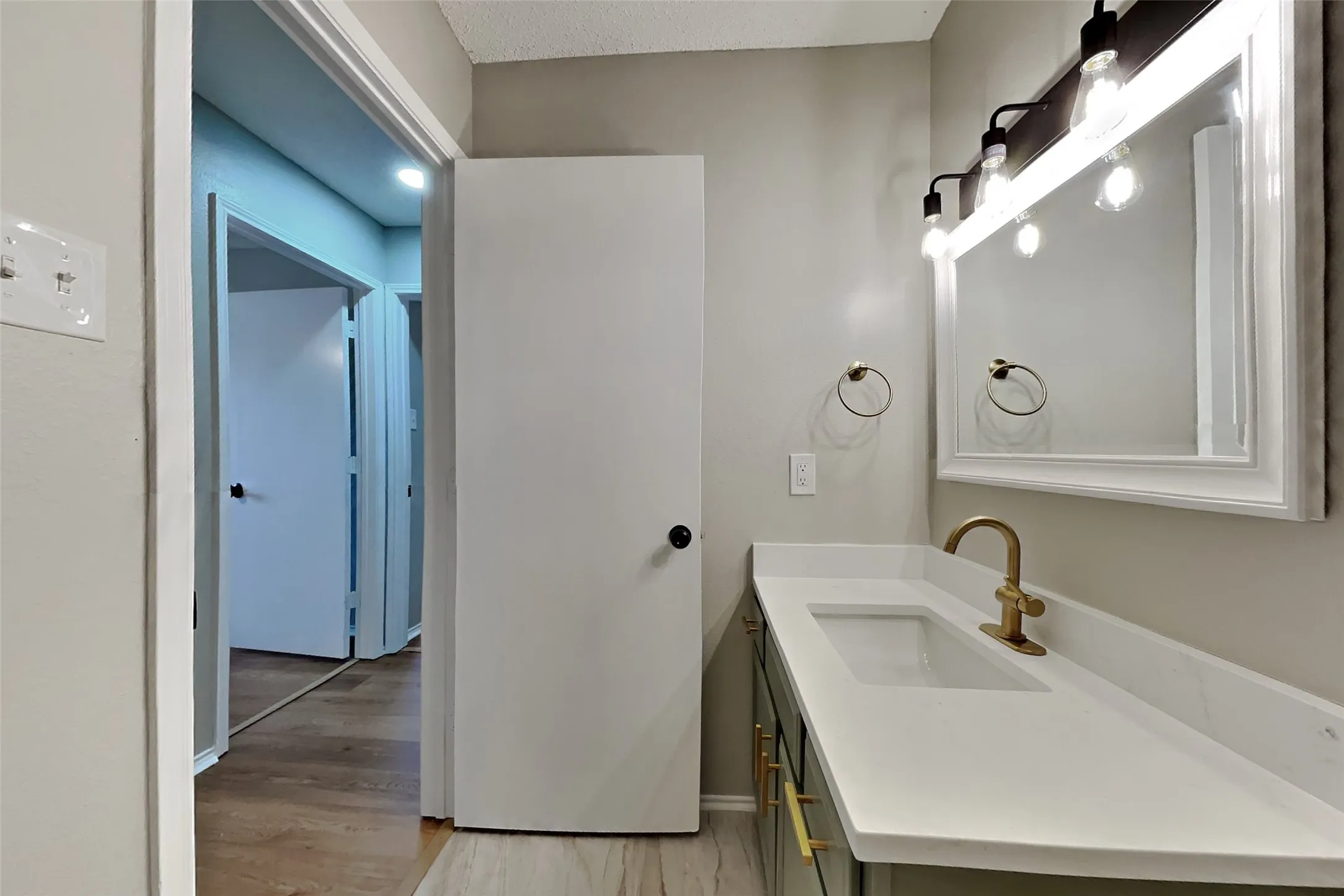 Single Family Residence For Rent in Johnson County , 912 Blue Ridge Drive, Burleson, Texas 76028, 3 Bedroom, 2 Bathroom, 2 Garage spaces, 1,633 Sqft, built in 1995, mls#21369295, Real Estate Agent in Burleson, Homes For Rent in Johnson county, Homes For Rent in Burleson, Realtor in Burleson Texas, Real Estate Brokerage Independent Realty Texas, Luminita Cordes Realtor