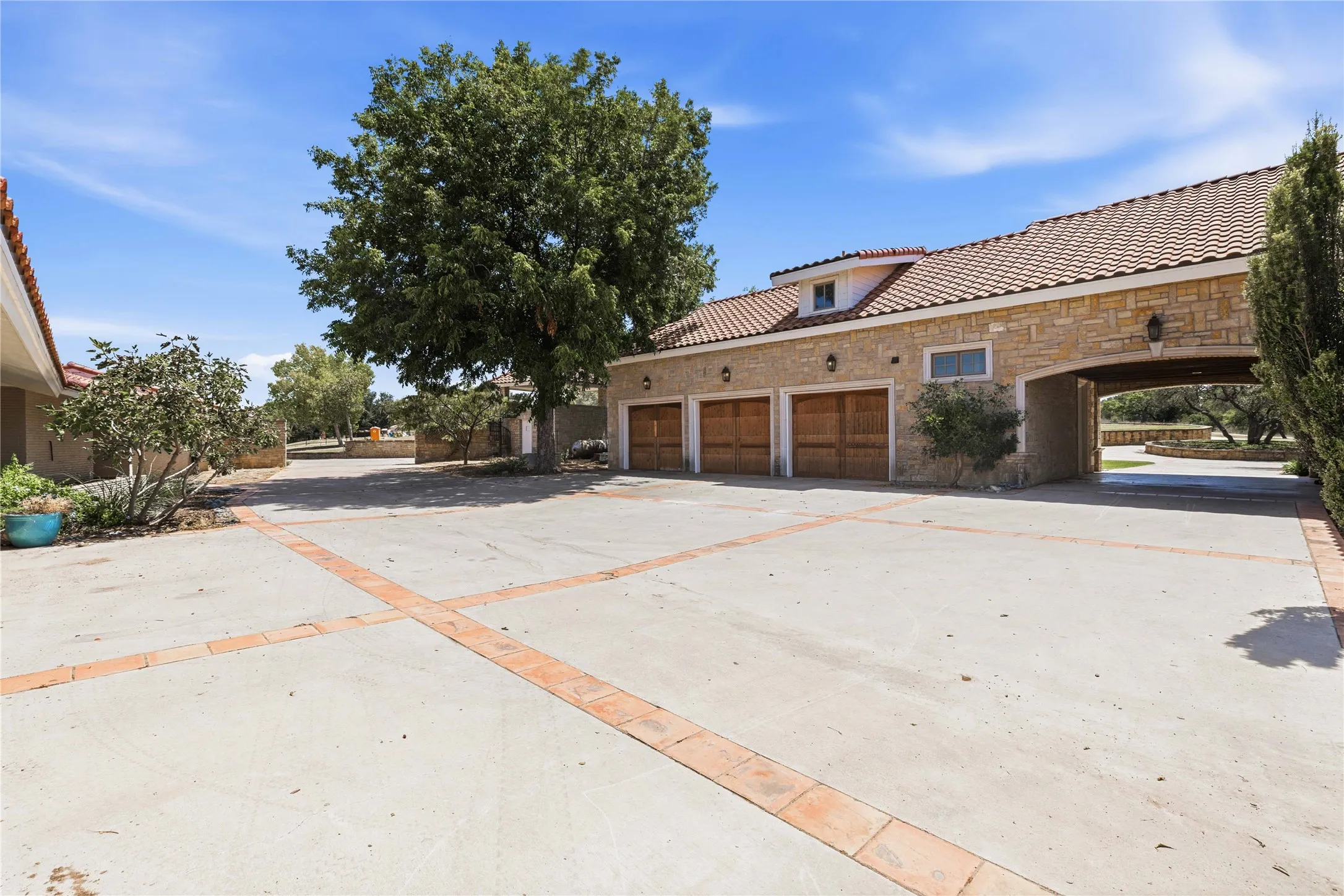 Single Family Residence For Sale in Brown County , 51 Oak Hill Circle, Brownwood, Texas 76801, 6 Bedroom, 6 Bathroom, 8 Garage spaces, 6,421 Sqft, built in 2001, mls#21369312, Real Estate Agent in Brownwood, Homes For Sale in Brown county, Homes For Sale in Brownwood, Realtor in Brownwood Texas, Real Estate Brokerage Independent Realty Texas, Luminita Cordes Realtor