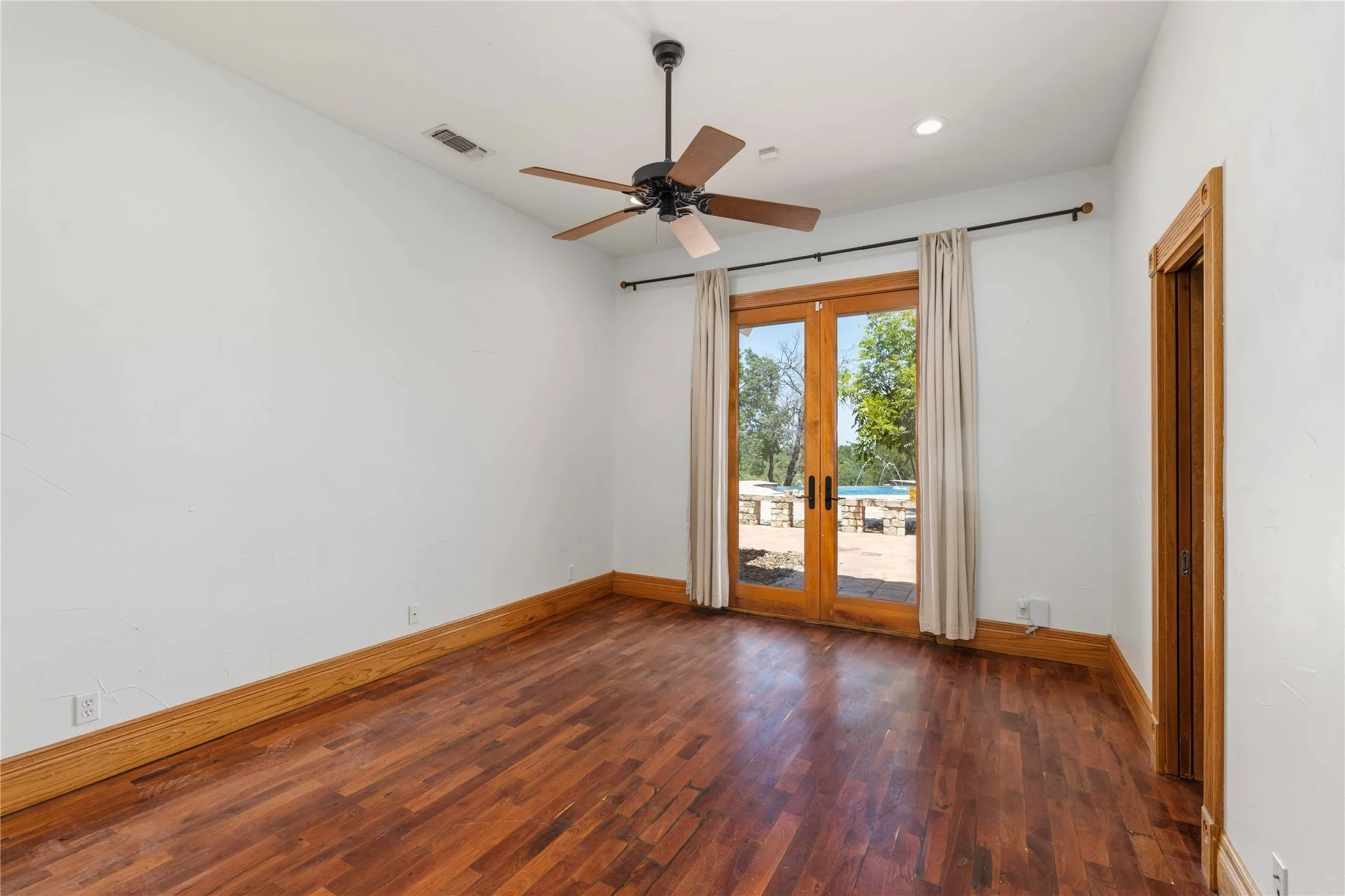 Single Family Residence For Sale in Brown County , 51 Oak Hill Circle, Brownwood, Texas 76801, 6 Bedroom, 6 Bathroom, 8 Garage spaces, 6,421 Sqft, built in 2001, mls#21369312, Real Estate Agent in Brownwood, Homes For Sale in Brown county, Homes For Sale in Brownwood, Realtor in Brownwood Texas, Real Estate Brokerage Independent Realty Texas, Luminita Cordes Realtor