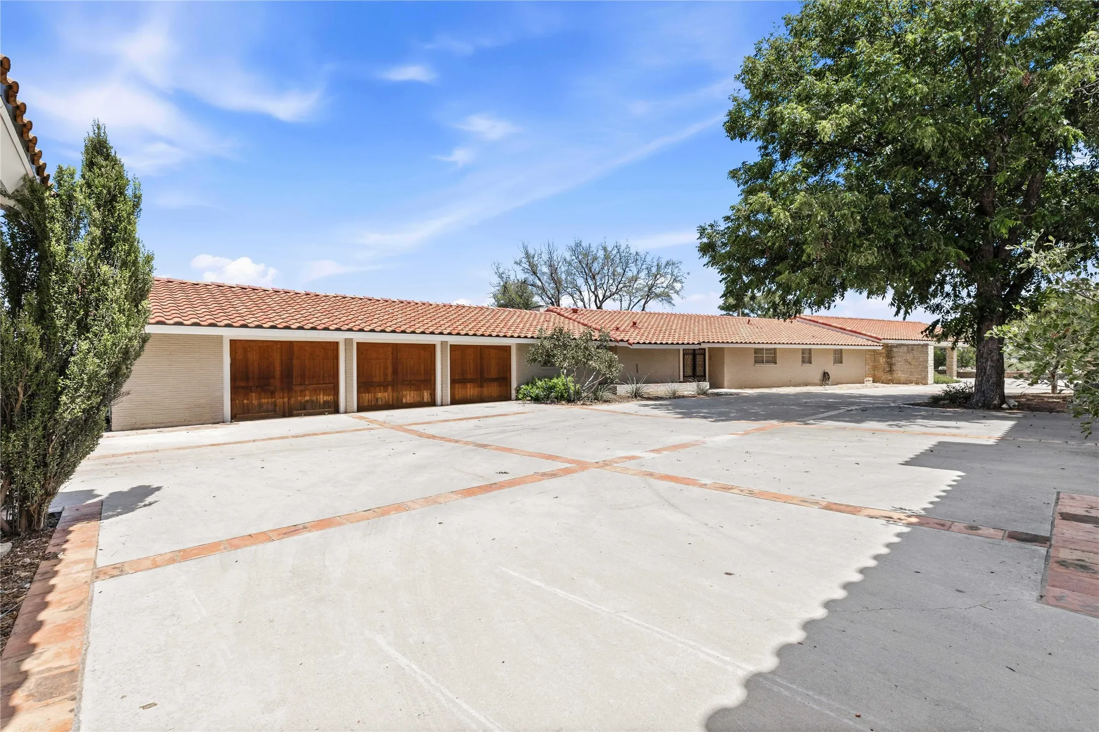 Single Family Residence For Sale in Brown County , 51 Oak Hill Circle, Brownwood, Texas 76801, 6 Bedroom, 6 Bathroom, 8 Garage spaces, 6,421 Sqft, built in 2001, mls#21369312, Real Estate Agent in Brownwood, Homes For Sale in Brown county, Homes For Sale in Brownwood, Realtor in Brownwood Texas, Real Estate Brokerage Independent Realty Texas, Luminita Cordes Realtor
