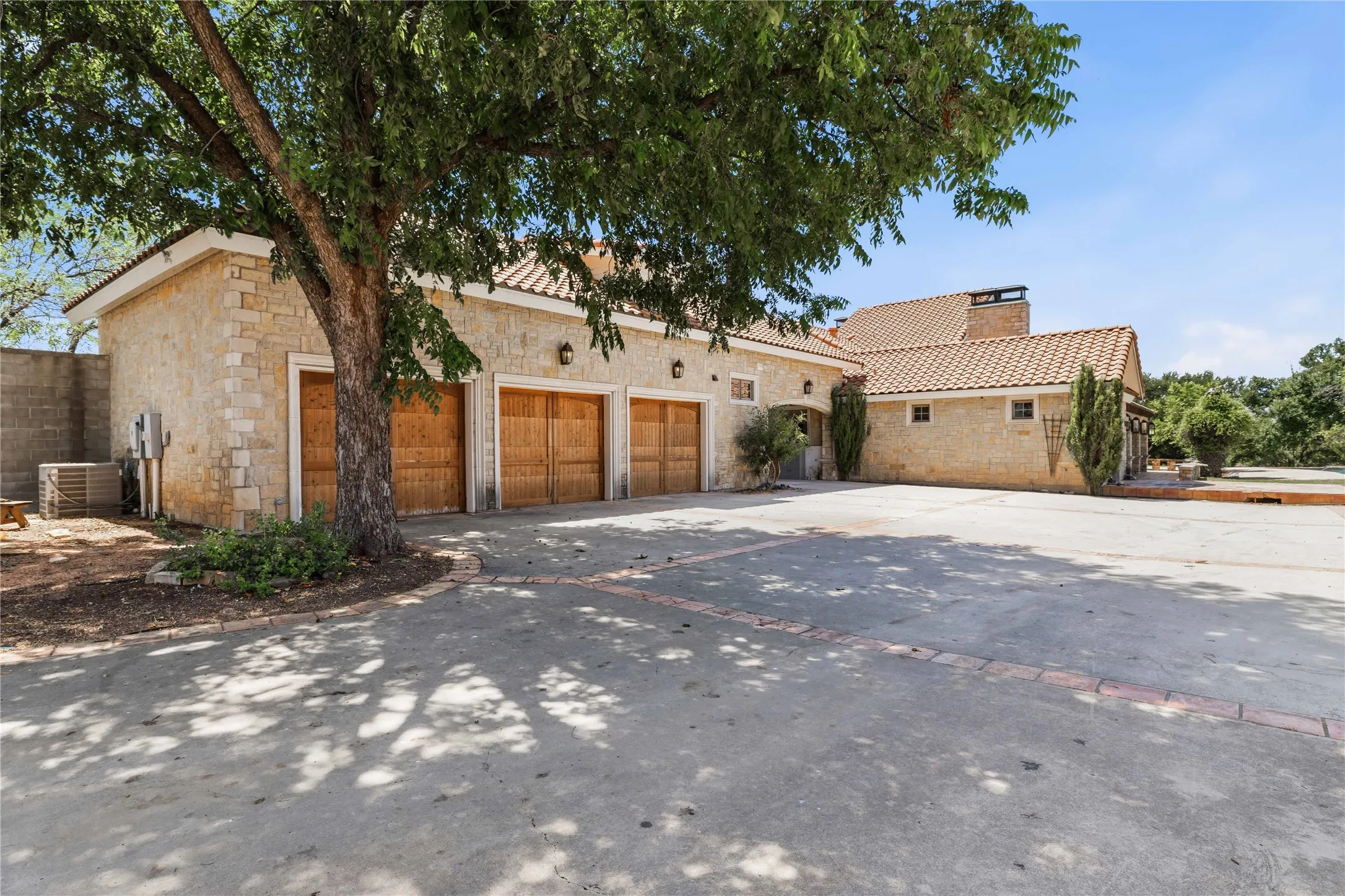 Single Family Residence For Sale in Brown County , 51 Oak Hill Circle, Brownwood, Texas 76801, 6 Bedroom, 6 Bathroom, 8 Garage spaces, 6,421 Sqft, built in 2001, mls#21369312, Real Estate Agent in Brownwood, Homes For Sale in Brown county, Homes For Sale in Brownwood, Realtor in Brownwood Texas, Real Estate Brokerage Independent Realty Texas, Luminita Cordes Realtor