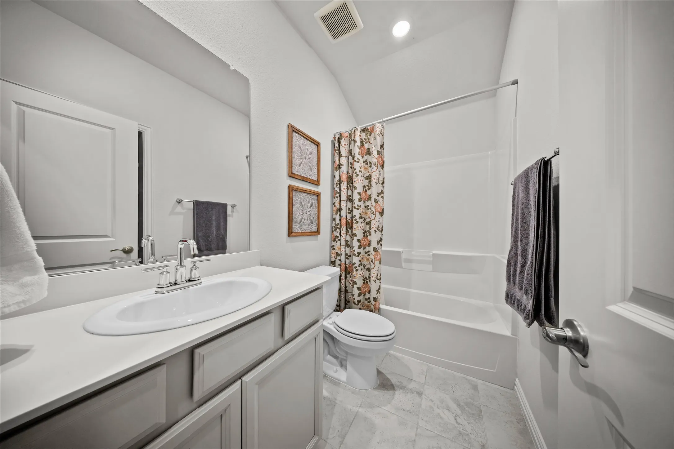 Single Family Residence For Sale in Collin County , 2820 Field Street, Celina, Texas 75009, 4 Bedroom, 3 Bathroom, 2 Garage spaces, 2,072 Sqft, built in 2019, mls#21369160, Real Estate Agent in Celina, Homes For Sale in Collin county, Homes For Sale in Celina, Realtor in Celina Texas, Real Estate Brokerage Independent Realty Texas, Luminita Cordes Realtor