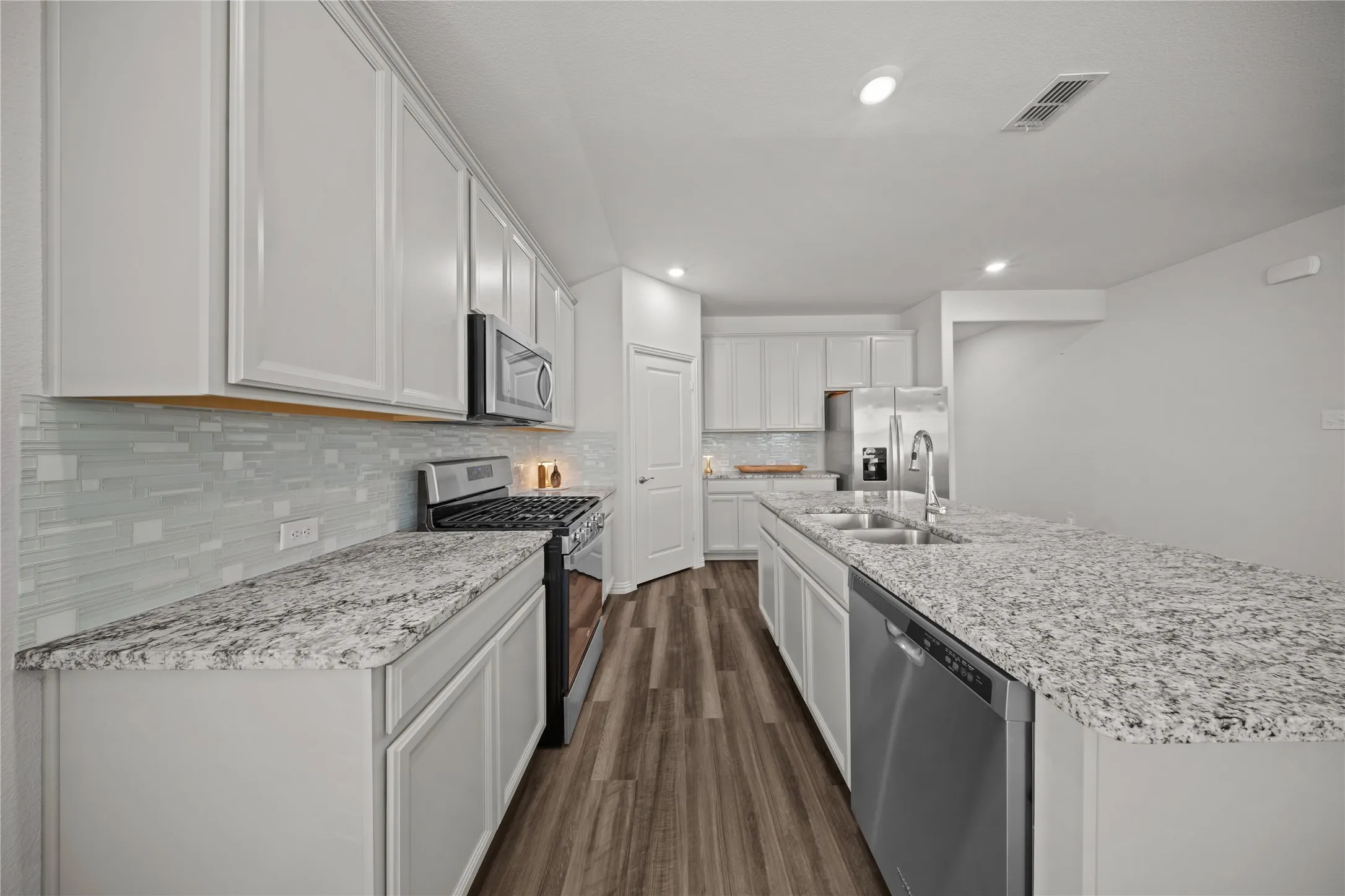Single Family Residence For Sale in Collin County , 2820 Field Street, Celina, Texas 75009, 4 Bedroom, 3 Bathroom, 2 Garage spaces, 2,072 Sqft, built in 2019, mls#21369160, Real Estate Agent in Celina, Homes For Sale in Collin county, Homes For Sale in Celina, Realtor in Celina Texas, Real Estate Brokerage Independent Realty Texas, Luminita Cordes Realtor