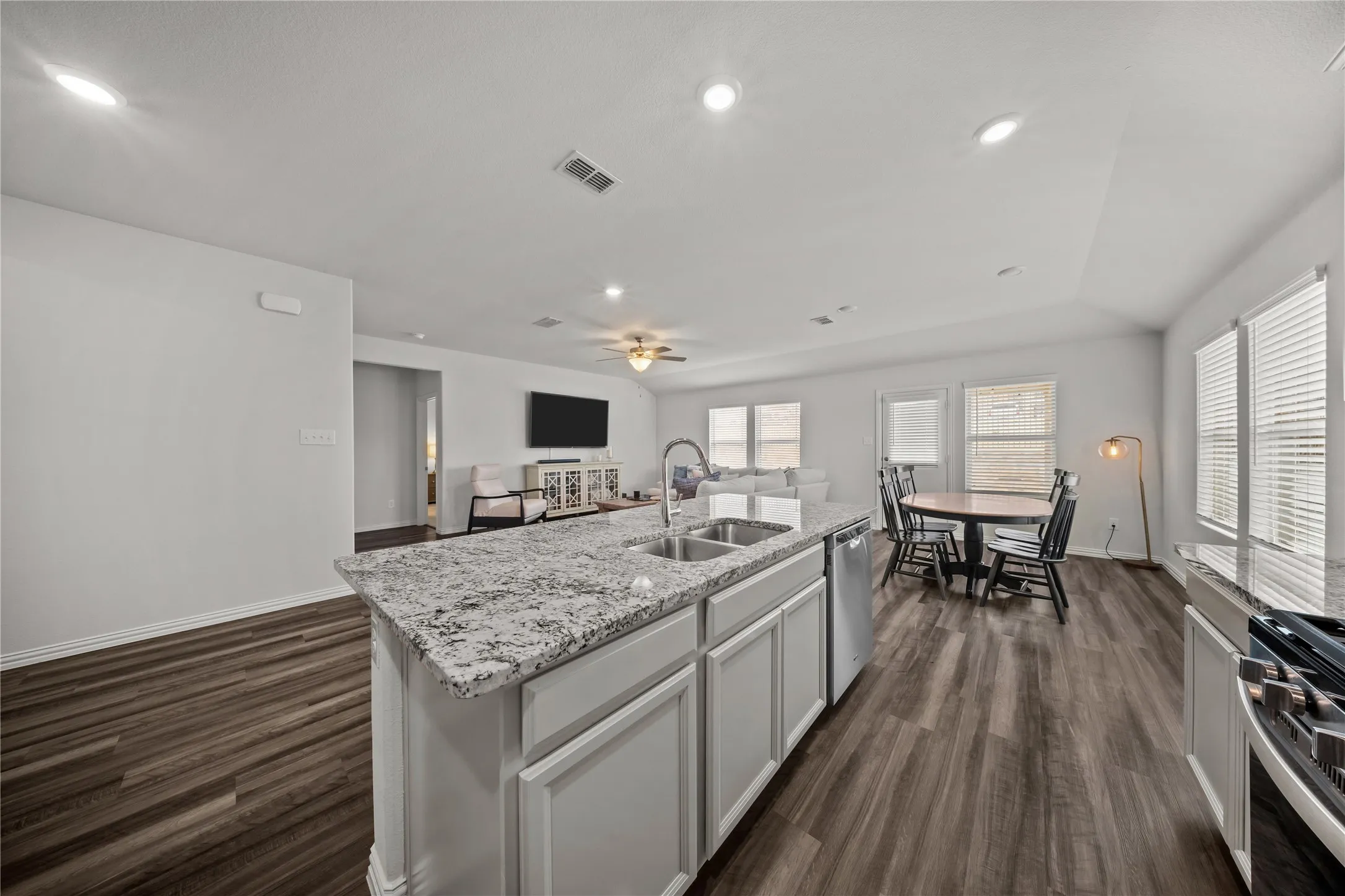Single Family Residence For Sale in Collin County , 2820 Field Street, Celina, Texas 75009, 4 Bedroom, 3 Bathroom, 2 Garage spaces, 2,072 Sqft, built in 2019, mls#21369160, Real Estate Agent in Celina, Homes For Sale in Collin county, Homes For Sale in Celina, Realtor in Celina Texas, Real Estate Brokerage Independent Realty Texas, Luminita Cordes Realtor