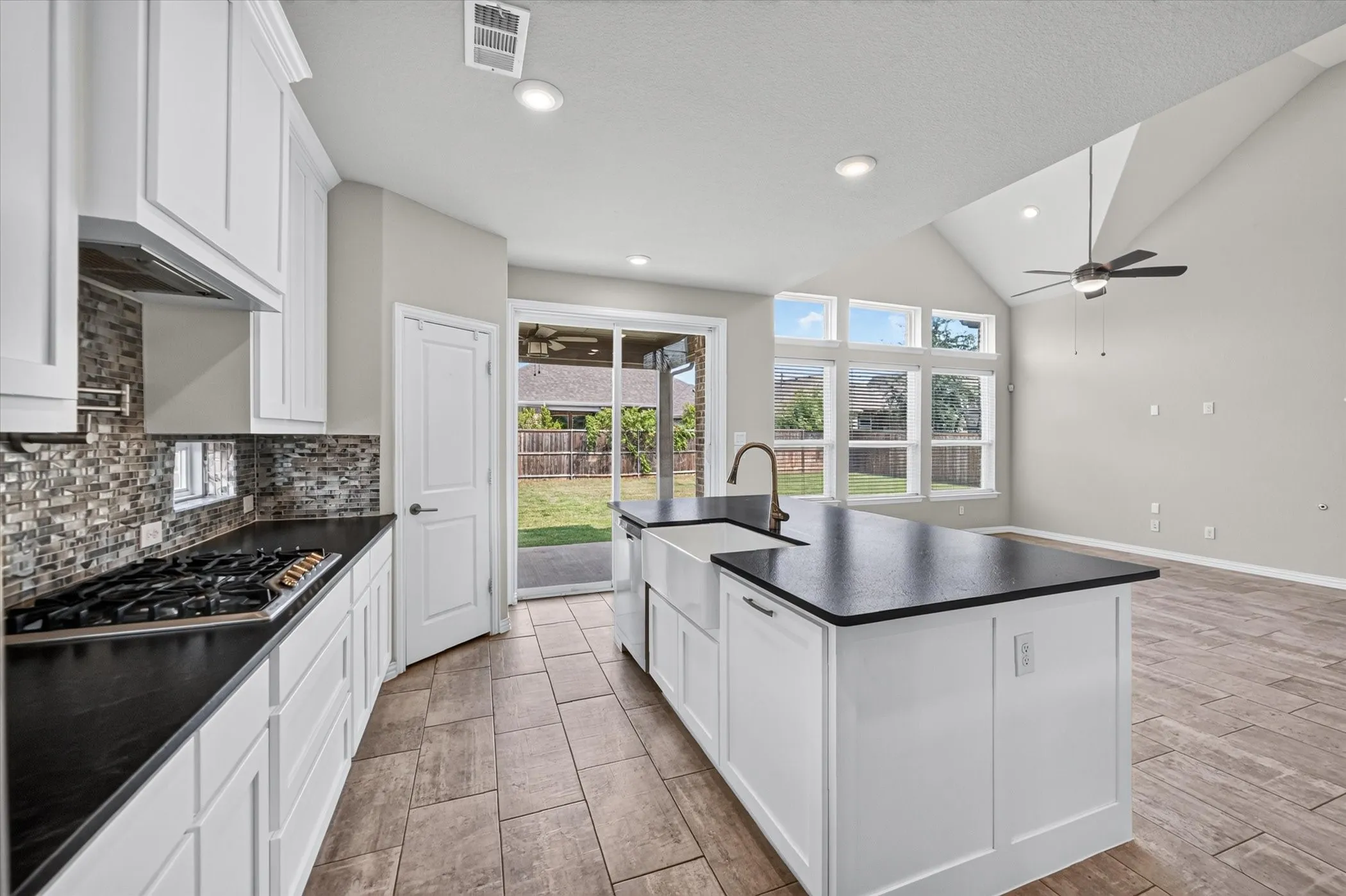 Single Family Residence For Sale in Denton County , 7008 Elk Springs Drive, Argyle, Texas 76226, 5 Bedroom, 4 Bathroom, 2 Garage spaces, 3,049 Sqft, built in 2019, mls#21367918, Real Estate Agent in Argyle, Homes For Sale in Denton county, Homes For Sale in Argyle, Realtor in Argyle Texas, Real Estate Brokerage Independent Realty Texas, Luminita Cordes Realtor