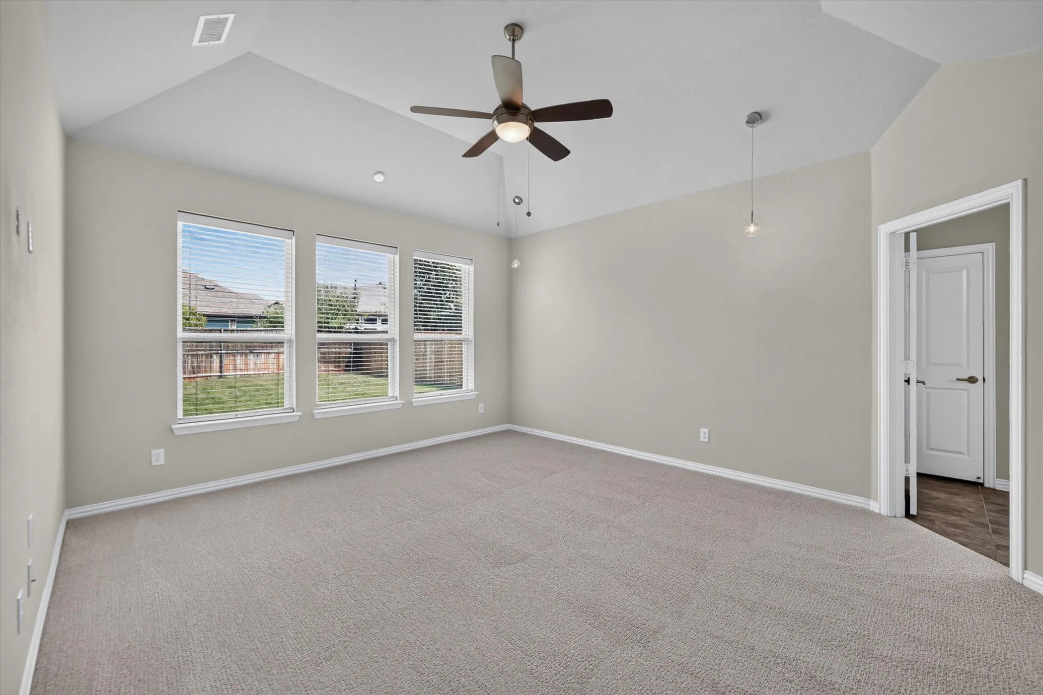 Single Family Residence For Sale in Denton County , 7008 Elk Springs Drive, Argyle, Texas 76226, 5 Bedroom, 4 Bathroom, 2 Garage spaces, 3,049 Sqft, built in 2019, mls#21367918, Real Estate Agent in Argyle, Homes For Sale in Denton county, Homes For Sale in Argyle, Realtor in Argyle Texas, Real Estate Brokerage Independent Realty Texas, Luminita Cordes Realtor