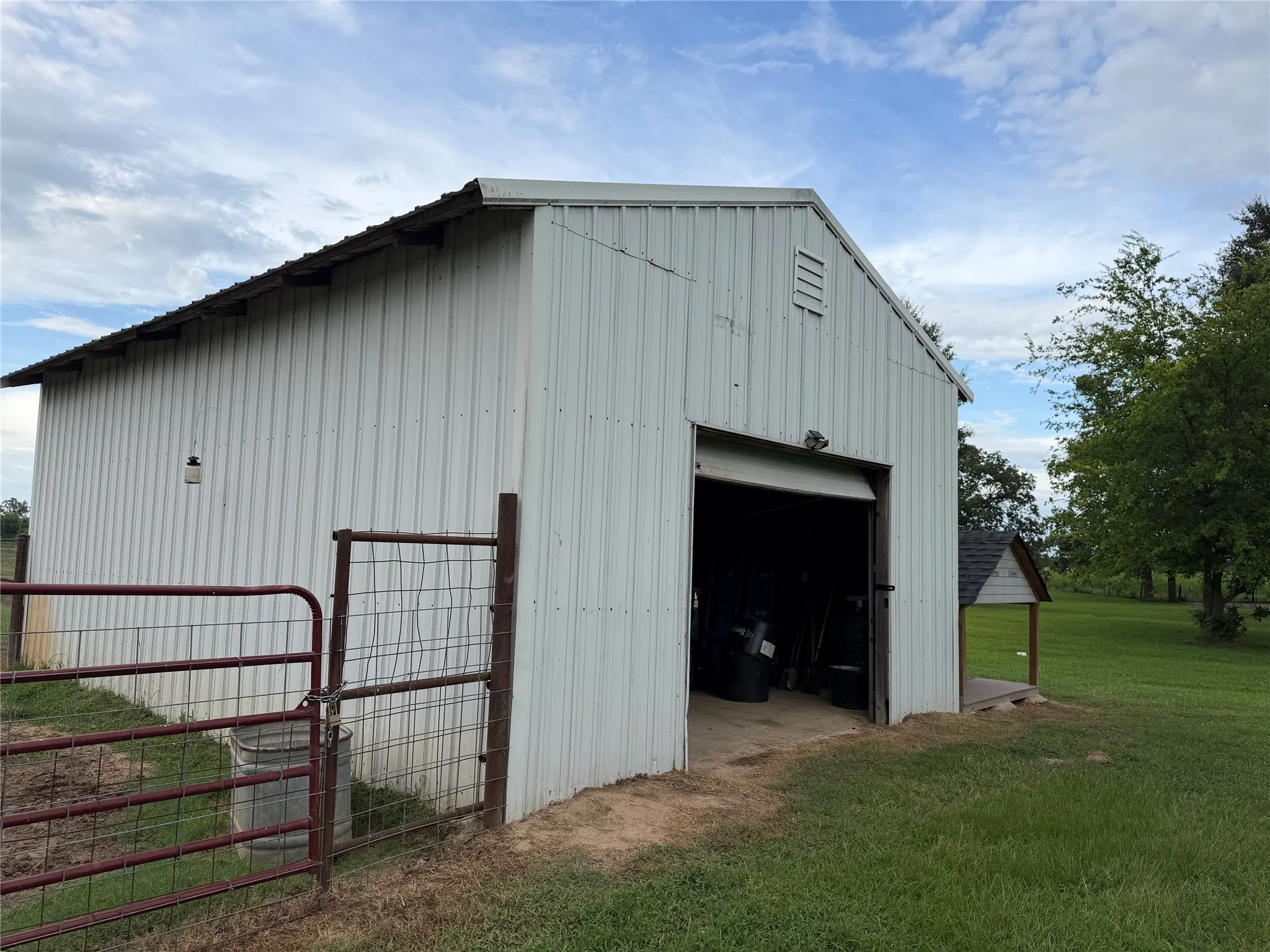 Single Family Residence For Sale in Camp County , 225 Farm to Market Rd 21, Pittsburg, Texas 75686, 3 Bedroom, 3 Bathroom, 2 Garage spaces, 2,241 Sqft, built in 1977, mls#21369328, Real Estate Agent in Pittsburg, Homes For Sale in Camp county, Homes For Sale in Pittsburg, Realtor in Pittsburg Texas, Real Estate Brokerage Independent Realty Texas, Luminita Cordes Realtor