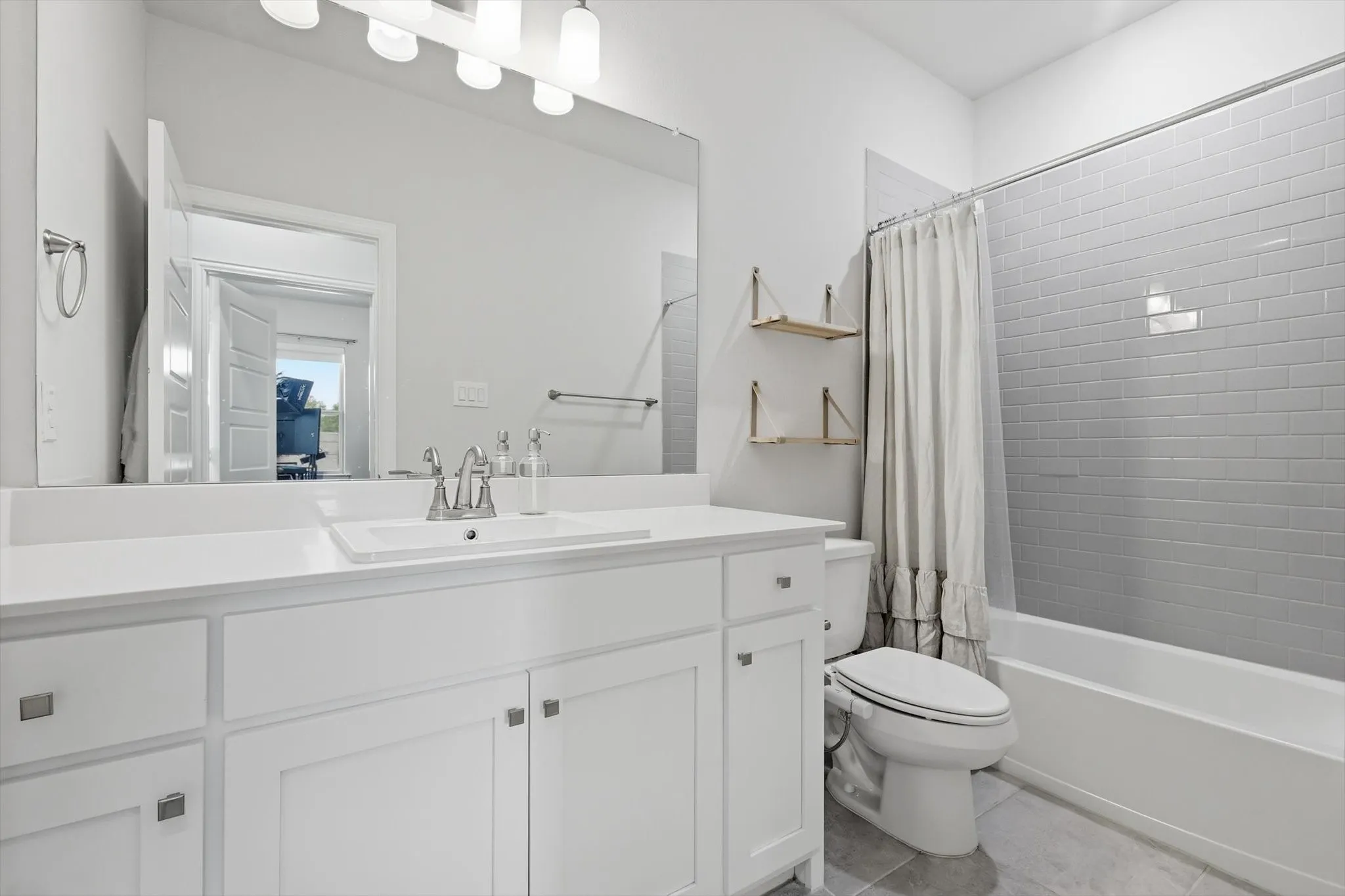 Upstairs secondary bathroom