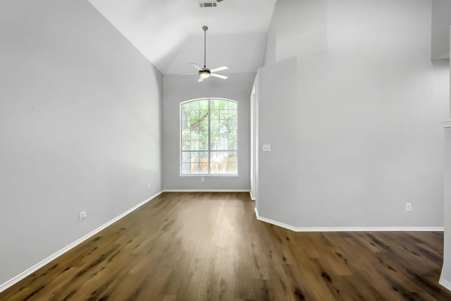 Single Family Residence For Sale in Dallas County , 1153 Regal Drive, Garland, Texas 75040, 3 Bedroom, 3 Bathroom, 2 Garage spaces, 1,992 Sqft, built in 1993, mls#21368419, Real Estate Agent in Garland, Homes For Sale in Dallas county, Homes For Sale in Garland, Realtor in Garland Texas, Real Estate Brokerage Independent Realty Texas, Luminita Cordes Realtor