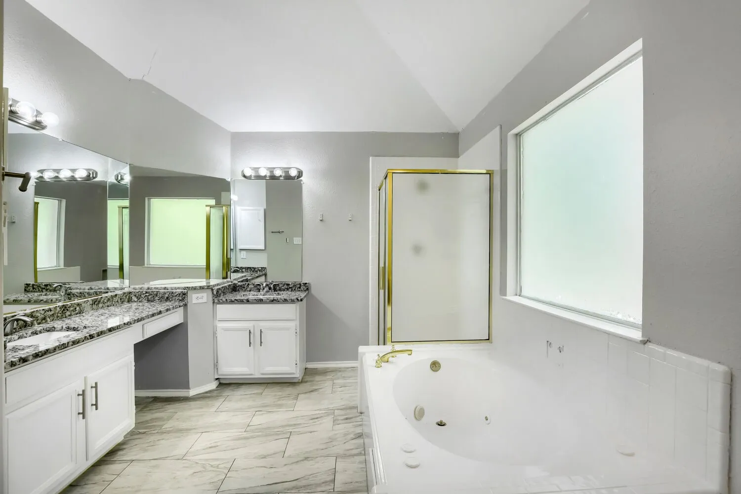Single Family Residence For Sale in Dallas County , 1153 Regal Drive, Garland, Texas 75040, 3 Bedroom, 3 Bathroom, 2 Garage spaces, 1,992 Sqft, built in 1993, mls#21368419, Real Estate Agent in Garland, Homes For Sale in Dallas county, Homes For Sale in Garland, Realtor in Garland Texas, Real Estate Brokerage Independent Realty Texas, Luminita Cordes Realtor