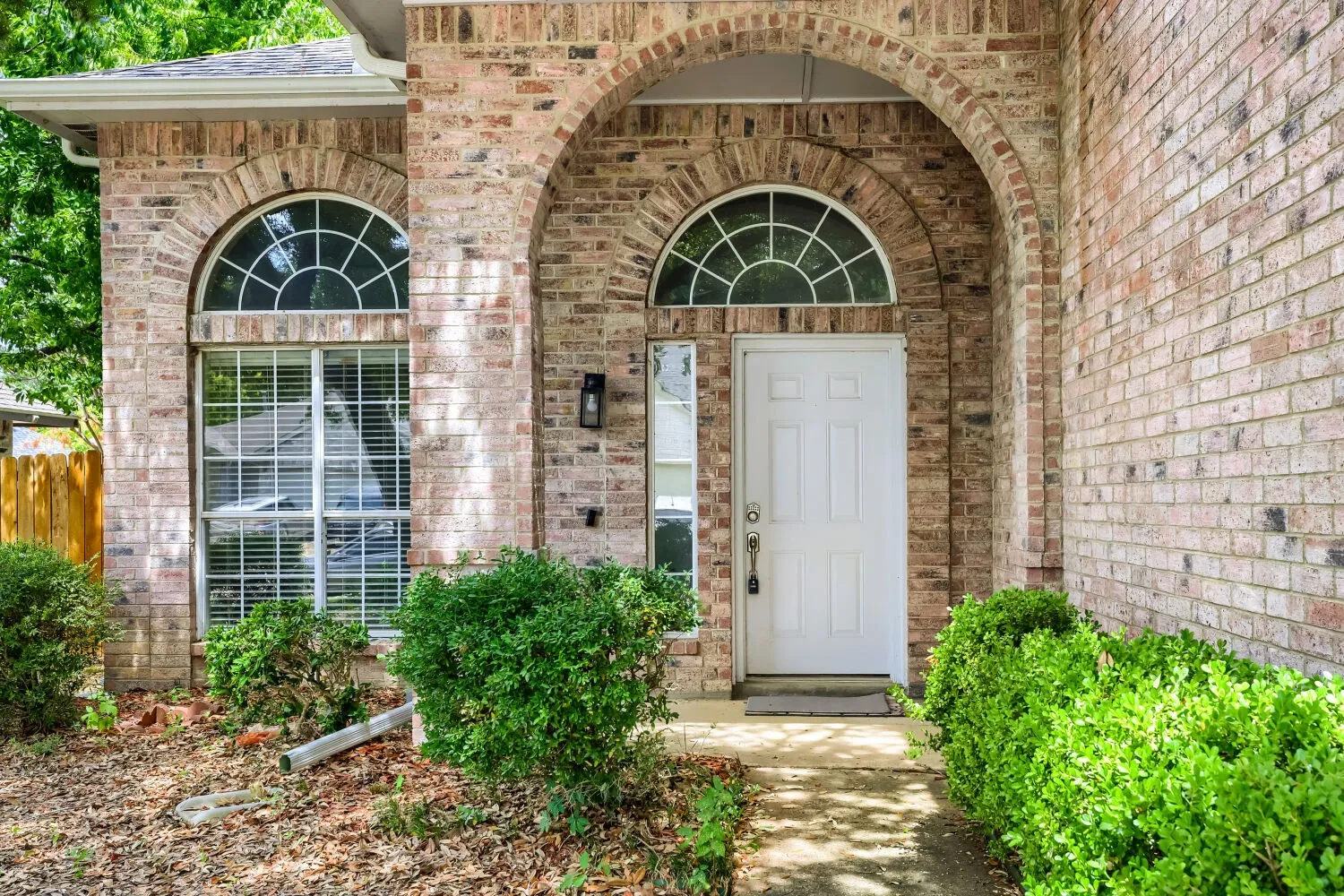 Single Family Residence For Sale in Dallas County , 1153 Regal Drive, Garland, Texas 75040, 3 Bedroom, 3 Bathroom, 2 Garage spaces, 1,992 Sqft, built in 1993, mls#21368419, Real Estate Agent in Garland, Homes For Sale in Dallas county, Homes For Sale in Garland, Realtor in Garland Texas, Real Estate Brokerage Independent Realty Texas, Luminita Cordes Realtor