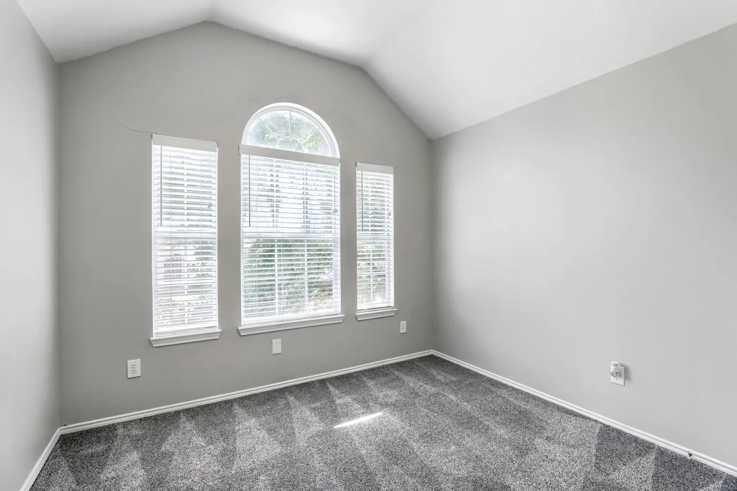 Single Family Residence For Sale in Dallas County , 1153 Regal Drive, Garland, Texas 75040, 3 Bedroom, 3 Bathroom, 2 Garage spaces, 1,992 Sqft, built in 1993, mls#21368419, Real Estate Agent in Garland, Homes For Sale in Dallas county, Homes For Sale in Garland, Realtor in Garland Texas, Real Estate Brokerage Independent Realty Texas, Luminita Cordes Realtor