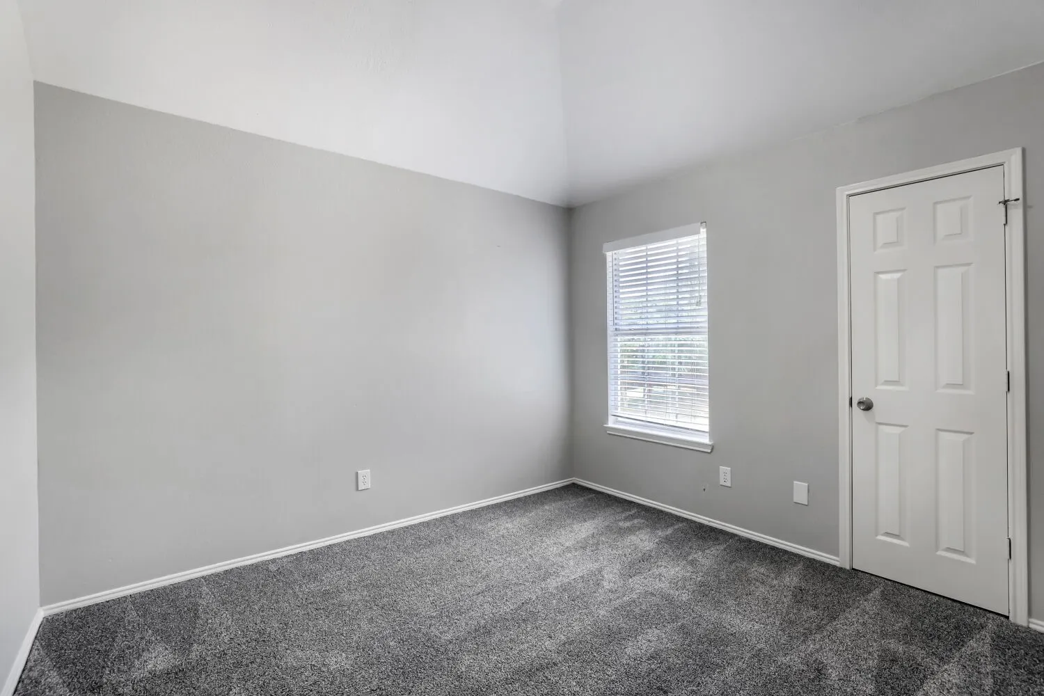 Single Family Residence For Sale in Dallas County , 1153 Regal Drive, Garland, Texas 75040, 3 Bedroom, 3 Bathroom, 2 Garage spaces, 1,992 Sqft, built in 1993, mls#21368419, Real Estate Agent in Garland, Homes For Sale in Dallas county, Homes For Sale in Garland, Realtor in Garland Texas, Real Estate Brokerage Independent Realty Texas, Luminita Cordes Realtor