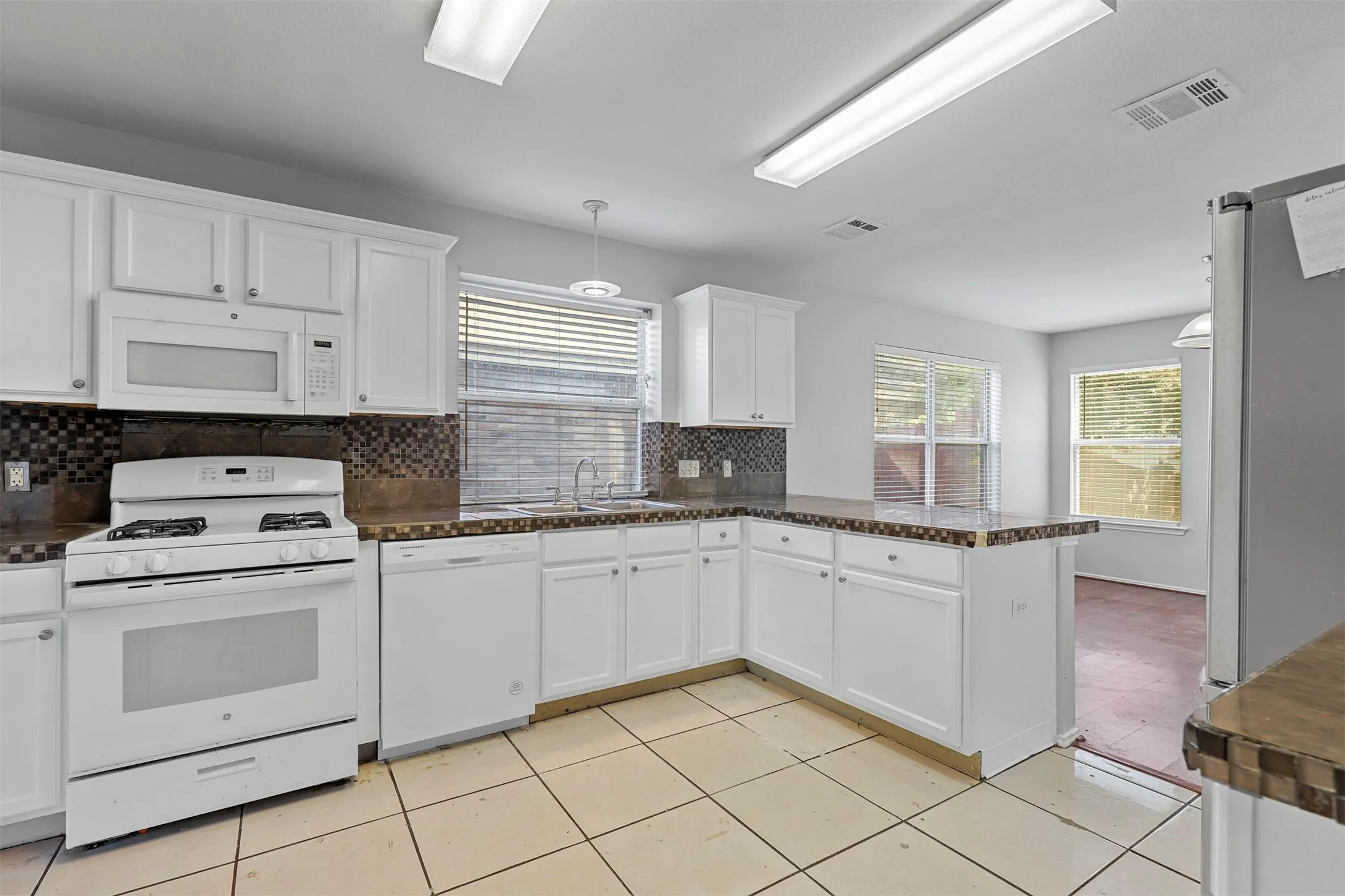 Single Family Residence For Rent in Tarrant County , 813 Jockey Club Lane, Fort Worth, Texas 76179, 4 Bedroom, 4 Bathroom, 2 Garage spaces, 2,551 Sqft, built in 2001, mls#21369342, Real Estate Agent in Fort Worth, Homes For Rent in Tarrant county, Homes For Rent in Fort Worth, Realtor in Fort Worth Texas, Real Estate Brokerage Independent Realty Texas, Luminita Cordes Realtor