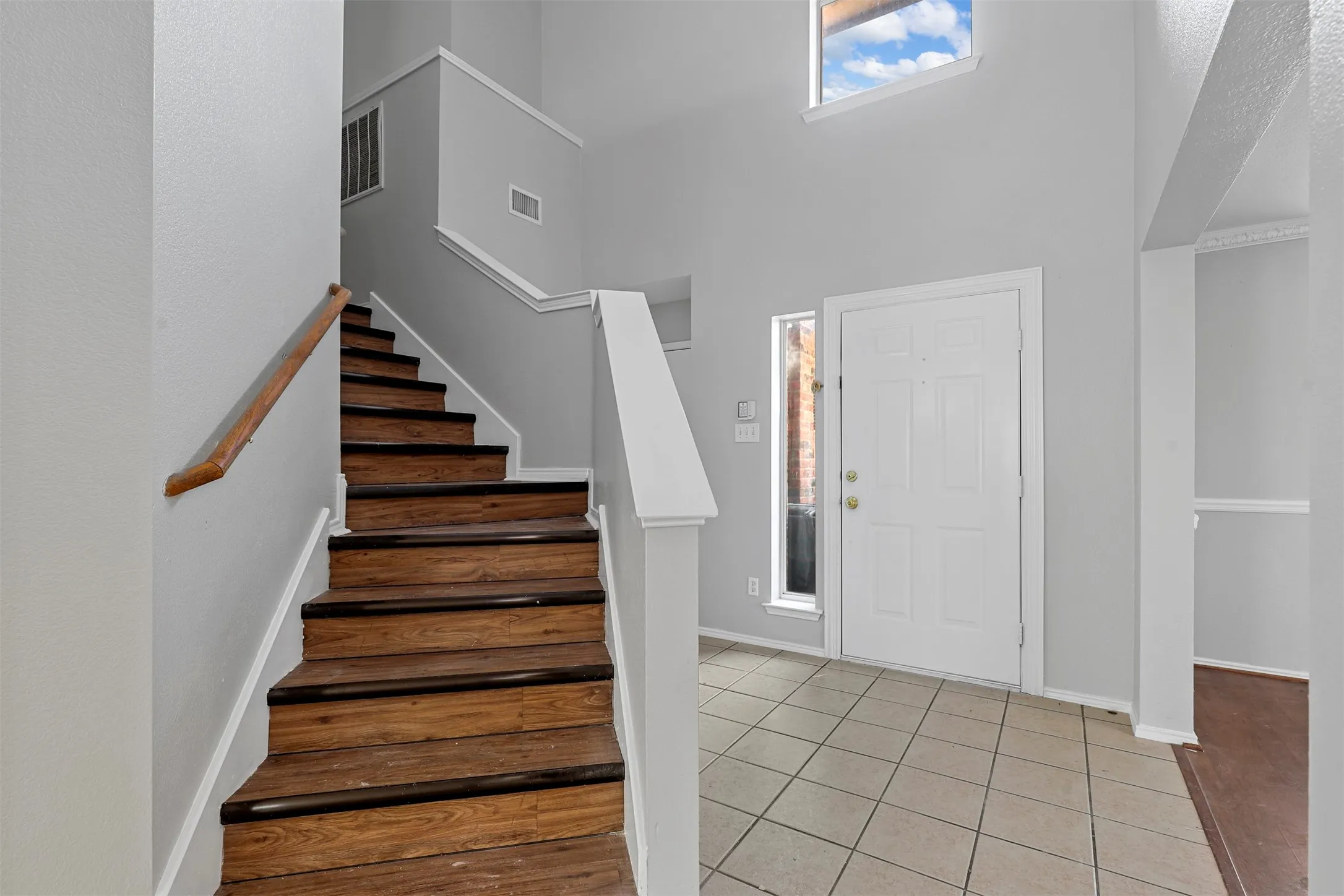 Single Family Residence For Rent in Tarrant County , 813 Jockey Club Lane, Fort Worth, Texas 76179, 4 Bedroom, 4 Bathroom, 2 Garage spaces, 2,551 Sqft, built in 2001, mls#21369342, Real Estate Agent in Fort Worth, Homes For Rent in Tarrant county, Homes For Rent in Fort Worth, Realtor in Fort Worth Texas, Real Estate Brokerage Independent Realty Texas, Luminita Cordes Realtor