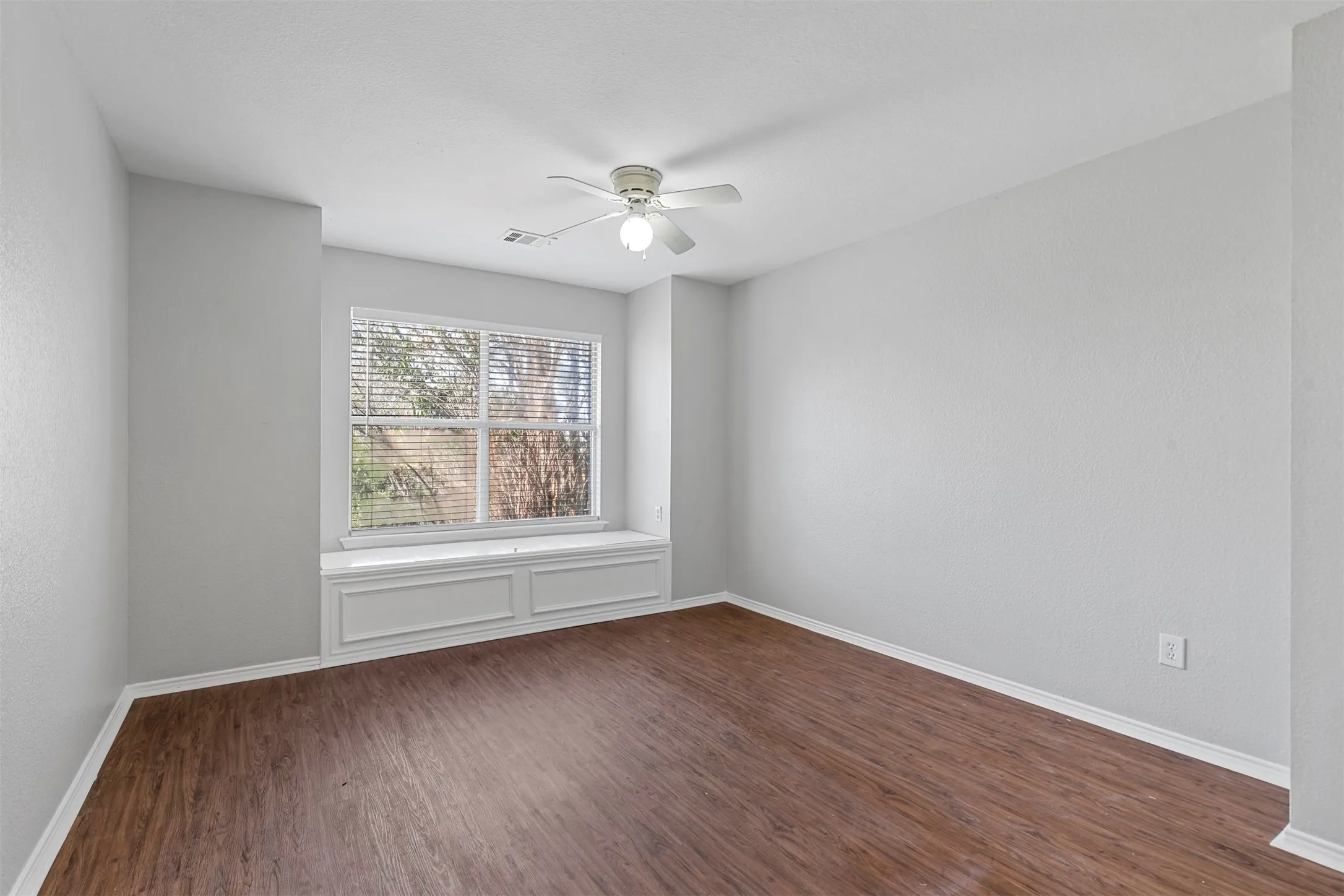 Single Family Residence For Rent in Tarrant County , 813 Jockey Club Lane, Fort Worth, Texas 76179, 4 Bedroom, 4 Bathroom, 2 Garage spaces, 2,551 Sqft, built in 2001, mls#21369342, Real Estate Agent in Fort Worth, Homes For Rent in Tarrant county, Homes For Rent in Fort Worth, Realtor in Fort Worth Texas, Real Estate Brokerage Independent Realty Texas, Luminita Cordes Realtor
