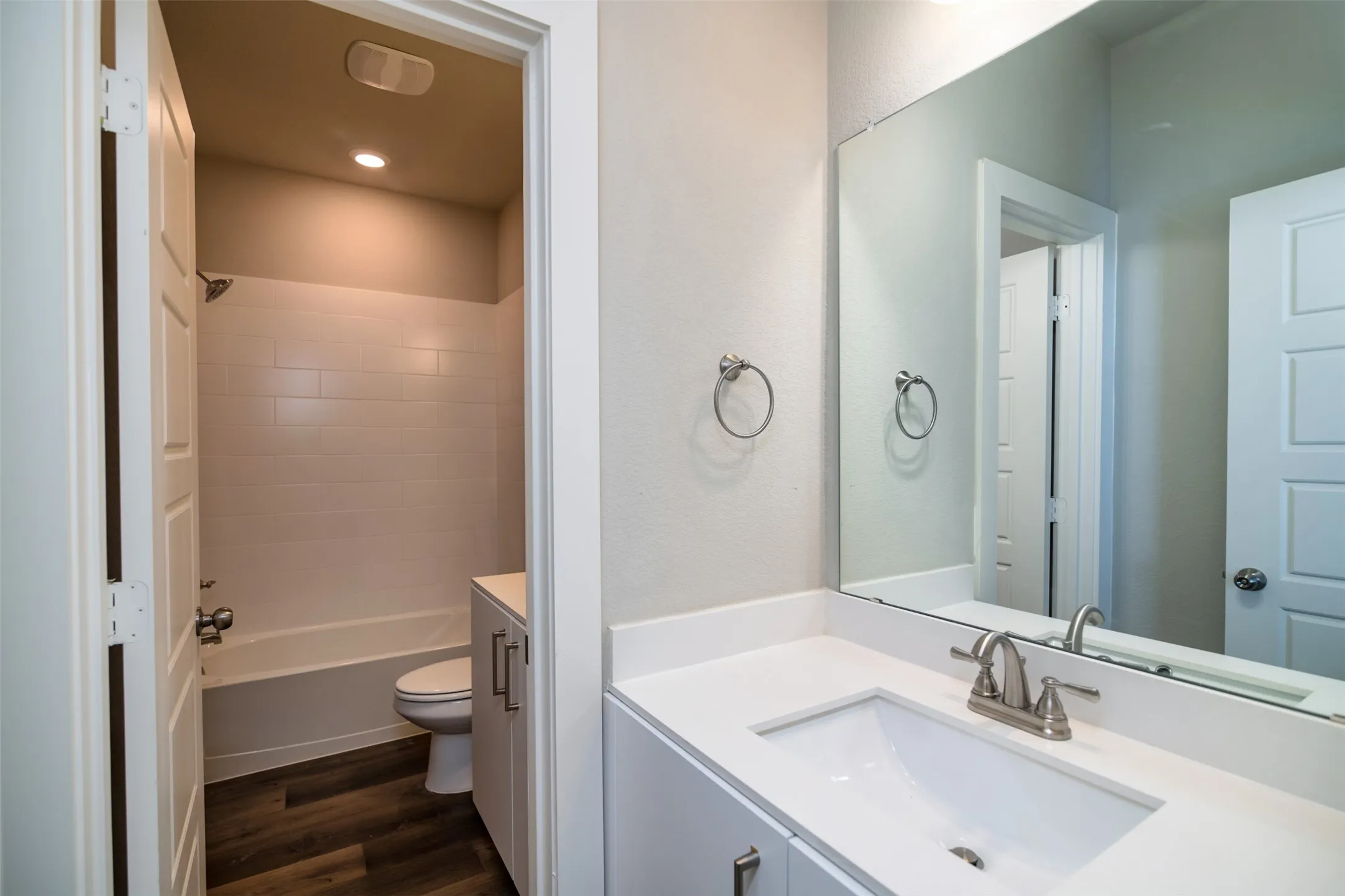 Apartment For Rent in Ellis County , 727 Harvest Moon Drive, Venus, Texas 76084, 2 Bedroom, 2 Bathroom, 1 Garage spaces, 1,134 Sqft, built in 2022, mls#21369357, Real Estate Agent in Venus, Homes For Rent in Ellis county, Homes For Rent in Venus, Realtor in Venus Texas, Real Estate Brokerage Independent Realty Texas, Luminita Cordes Realtor