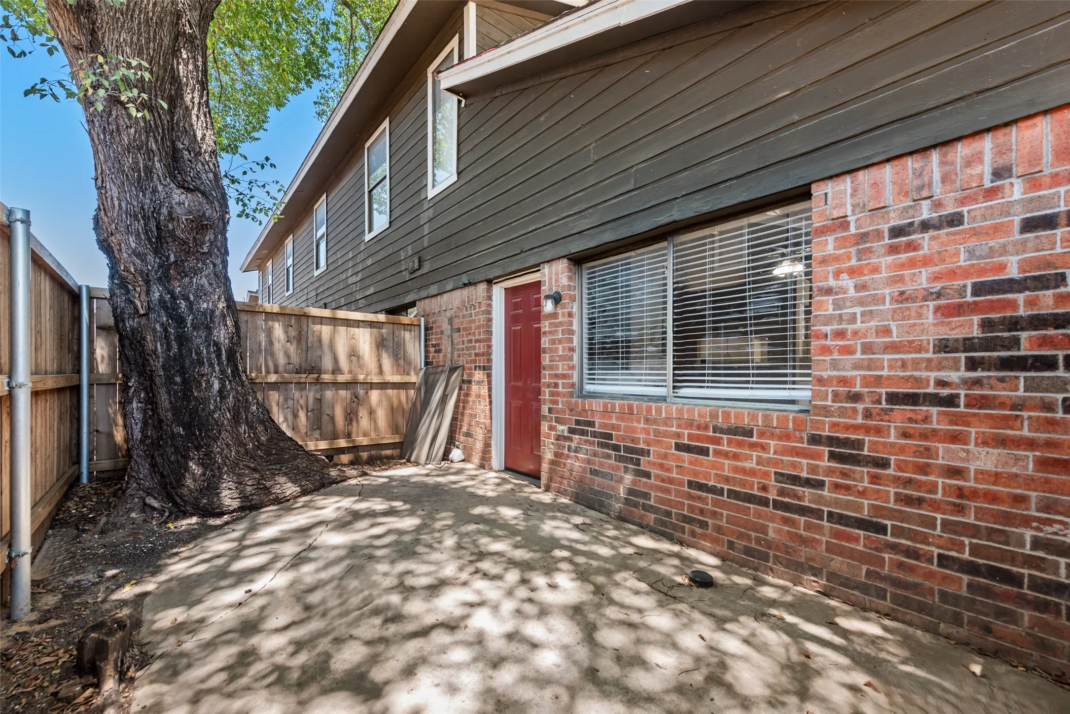 Condominium For Sale in Tarrant County , 1122 Millview Drive 602, Arlington, Texas 76012, 2 Bedroom, 2 Bathroom, Garage spaces, 1,000 Sqft, built in 1984, mls#21366223, Real Estate Agent in Arlington, Homes For Sale in Tarrant county, Homes For Sale in Arlington, Realtor in Arlington Texas, Real Estate Brokerage Independent Realty Texas, Luminita Cordes Realtor