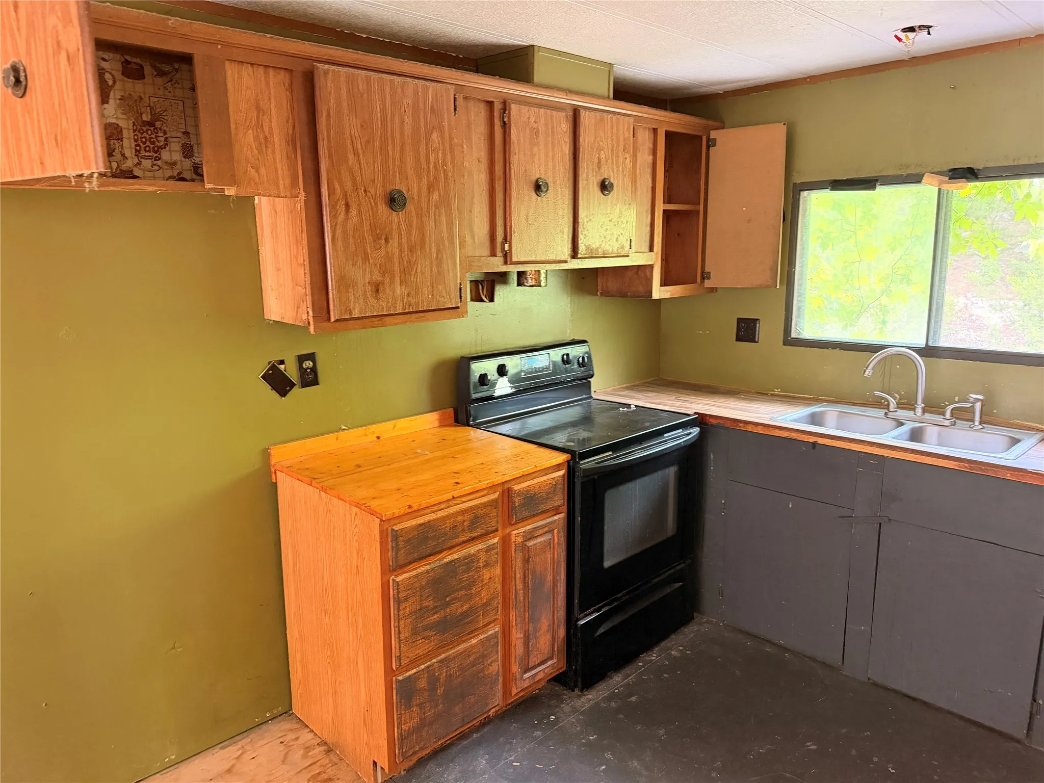 Mobile Home For Sale in Johnson County , 9601 Eagles Nest Court, Rio Vista, Texas 76093, 3 Bedroom, 2 Bathroom, 2 Garage spaces, 1,456 Sqft, built in 1984, mls#21368604, Real Estate Agent in Rio Vista, Homes For Sale in Johnson county, Homes For Sale in Rio Vista, Realtor in Rio Vista Texas, Real Estate Brokerage Independent Realty Texas, Luminita Cordes Realtor