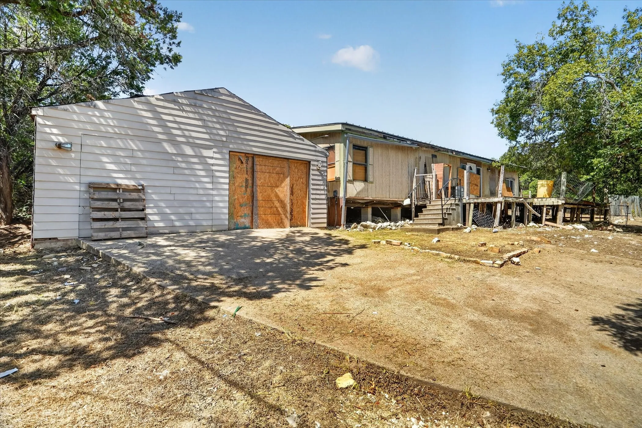 Mobile Home For Sale in Johnson County , 9601 Eagles Nest Court, Rio Vista, Texas 76093, 3 Bedroom, 2 Bathroom, 2 Garage spaces, 1,456 Sqft, built in 1984, mls#21368604, Real Estate Agent in Rio Vista, Homes For Sale in Johnson county, Homes For Sale in Rio Vista, Realtor in Rio Vista Texas, Real Estate Brokerage Independent Realty Texas, Luminita Cordes Realtor