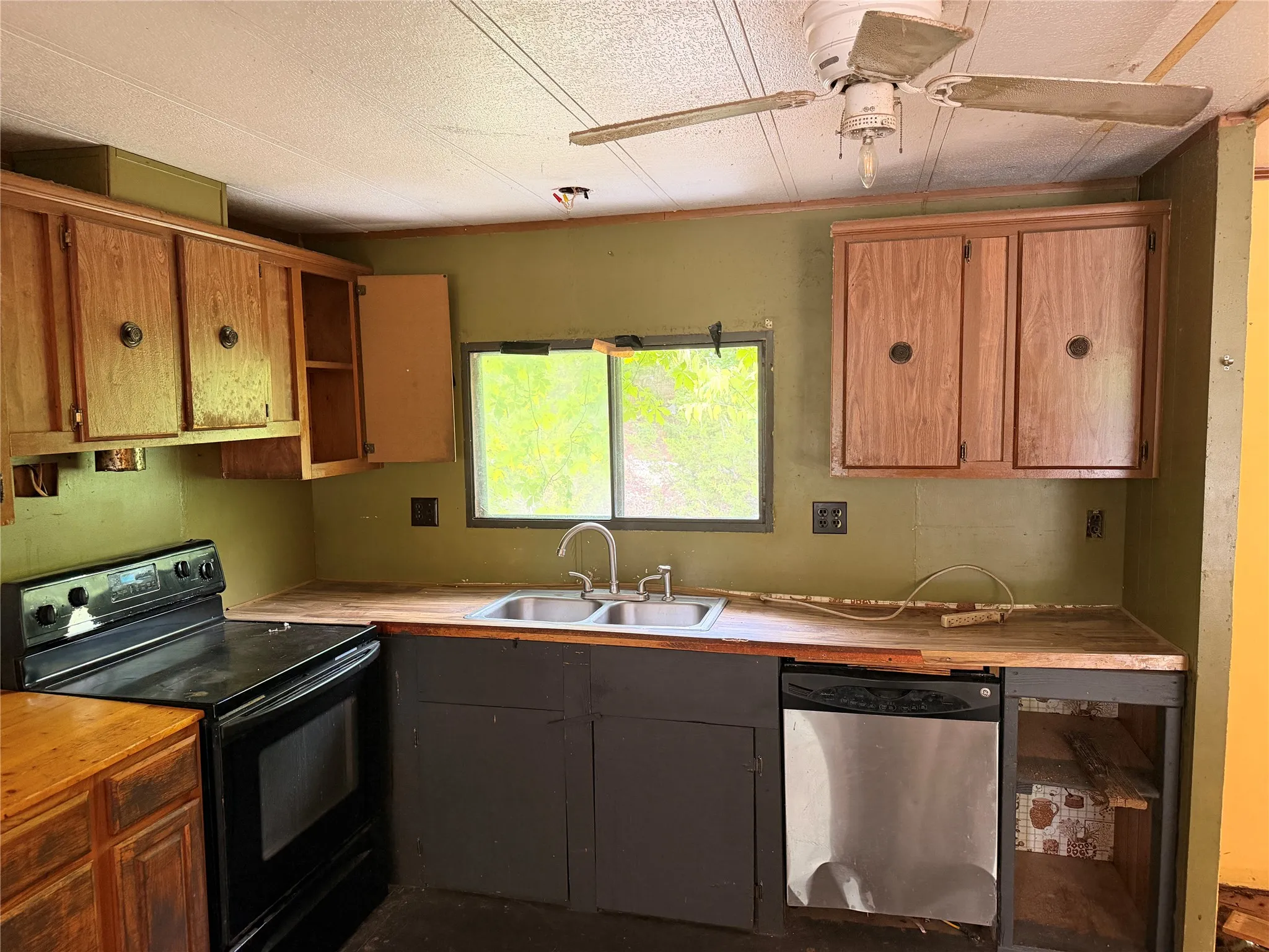 Mobile Home For Sale in Johnson County , 9601 Eagles Nest Court, Rio Vista, Texas 76093, 3 Bedroom, 2 Bathroom, 2 Garage spaces, 1,456 Sqft, built in 1984, mls#21368604, Real Estate Agent in Rio Vista, Homes For Sale in Johnson county, Homes For Sale in Rio Vista, Realtor in Rio Vista Texas, Real Estate Brokerage Independent Realty Texas, Luminita Cordes Realtor