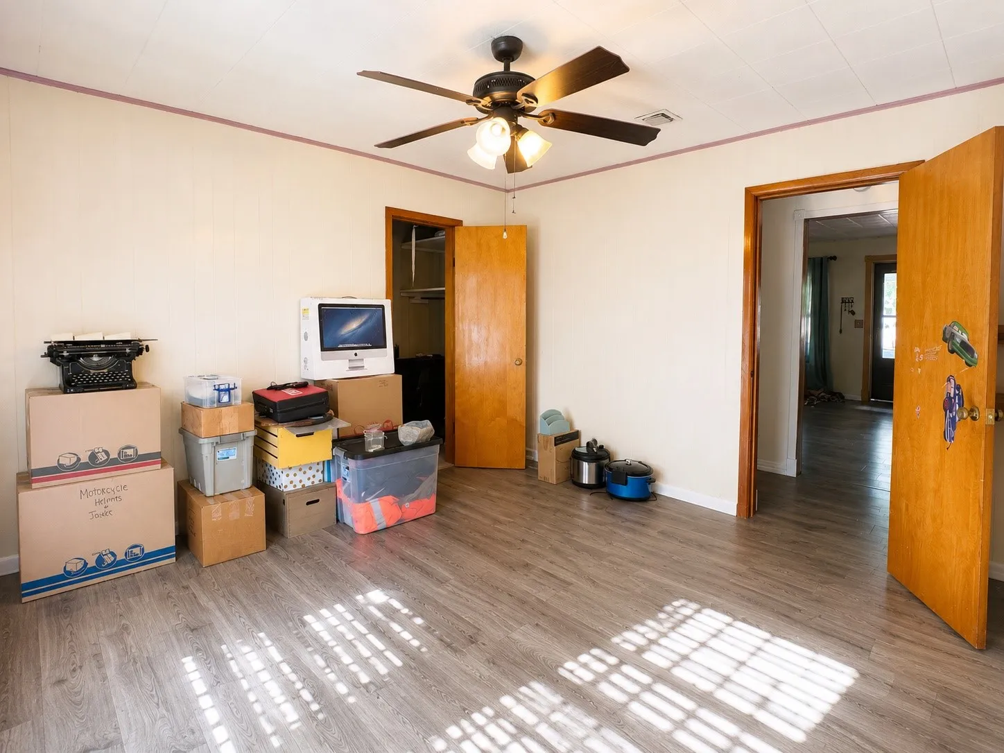 Single Family Residence For Sale in Haskell County , 1 Avenue K E, Haskell, Texas 79521, 3 Bedroom, 2 Bathroom, 2 Garage spaces, 1,715 Sqft, built in 1950, mls#21363378, Real Estate Agent in Haskell, Homes For Sale in Haskell county, Homes For Sale in Haskell, Realtor in Haskell Texas, Real Estate Brokerage Independent Realty Texas, Luminita Cordes Realtor