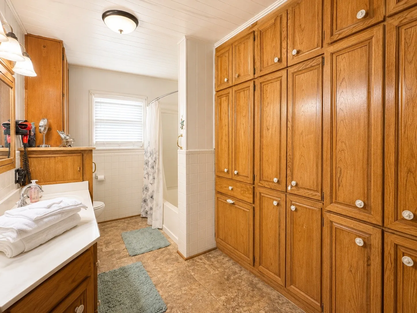 Single Family Residence For Sale in Haskell County , 1 Avenue K E, Haskell, Texas 79521, 3 Bedroom, 2 Bathroom, 2 Garage spaces, 1,715 Sqft, built in 1950, mls#21363378, Real Estate Agent in Haskell, Homes For Sale in Haskell county, Homes For Sale in Haskell, Realtor in Haskell Texas, Real Estate Brokerage Independent Realty Texas, Luminita Cordes Realtor