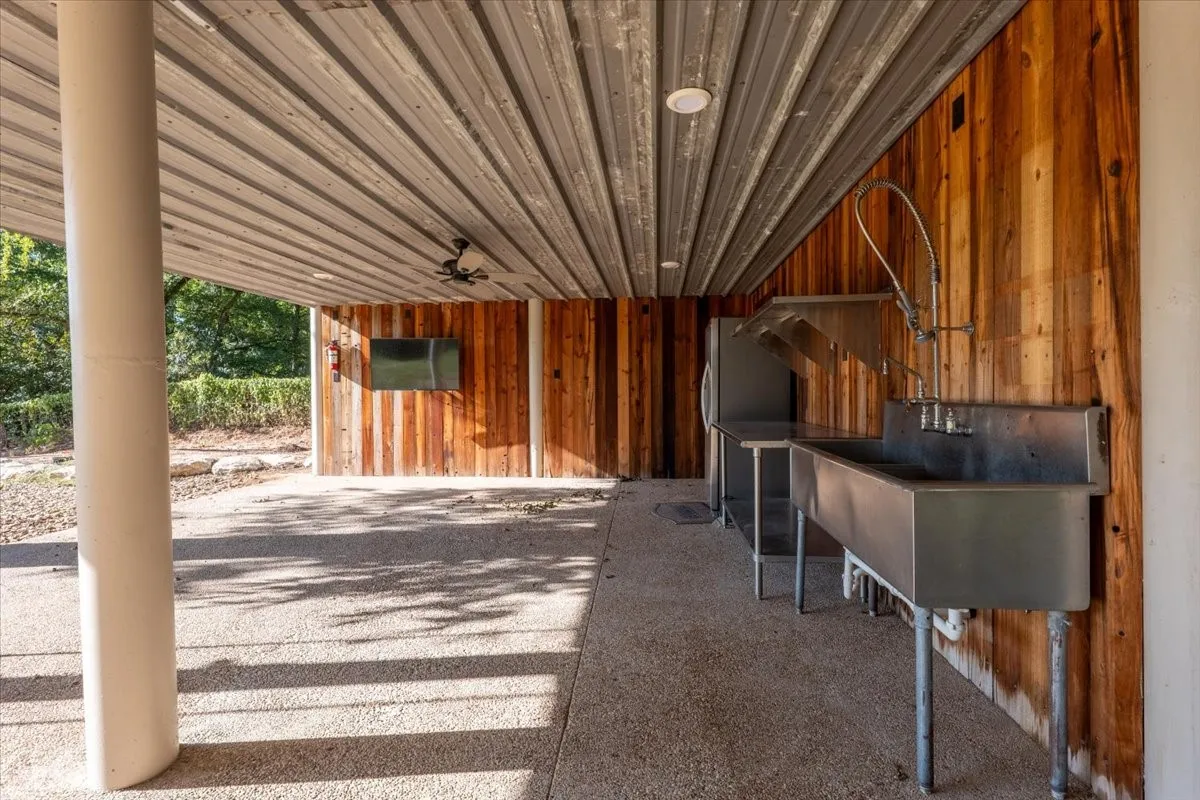 Outdoor kitchen and entertainment prep area