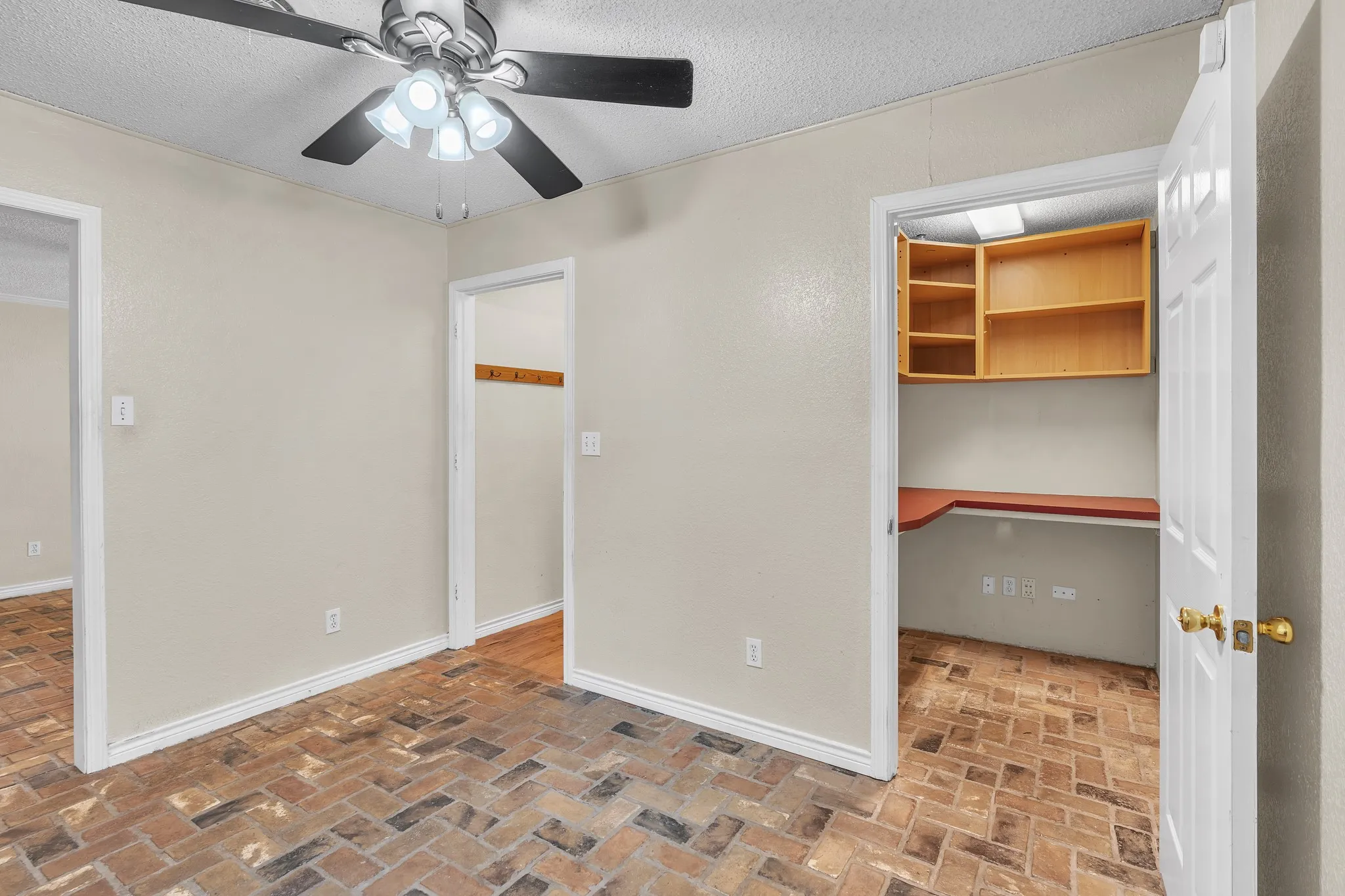 Flex room with office space