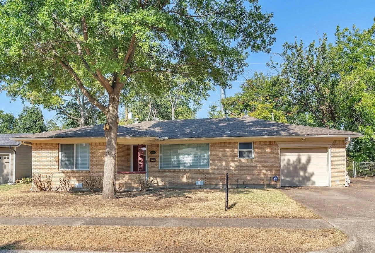 Single Family Residence For Sale in Tarrant County , 1232 Valley Vista Drive, Grapevine, Texas 76051, 3 Bedroom, 2 Bathroom, Garage spaces, 1,346 Sqft, built in 1957, mls#21367421, Real Estate Agent in Grapevine, Homes For Sale in Tarrant county, Homes For Sale in Grapevine, Realtor in Grapevine Texas, Real Estate Brokerage Independent Realty Texas, Luminita Cordes Realtor