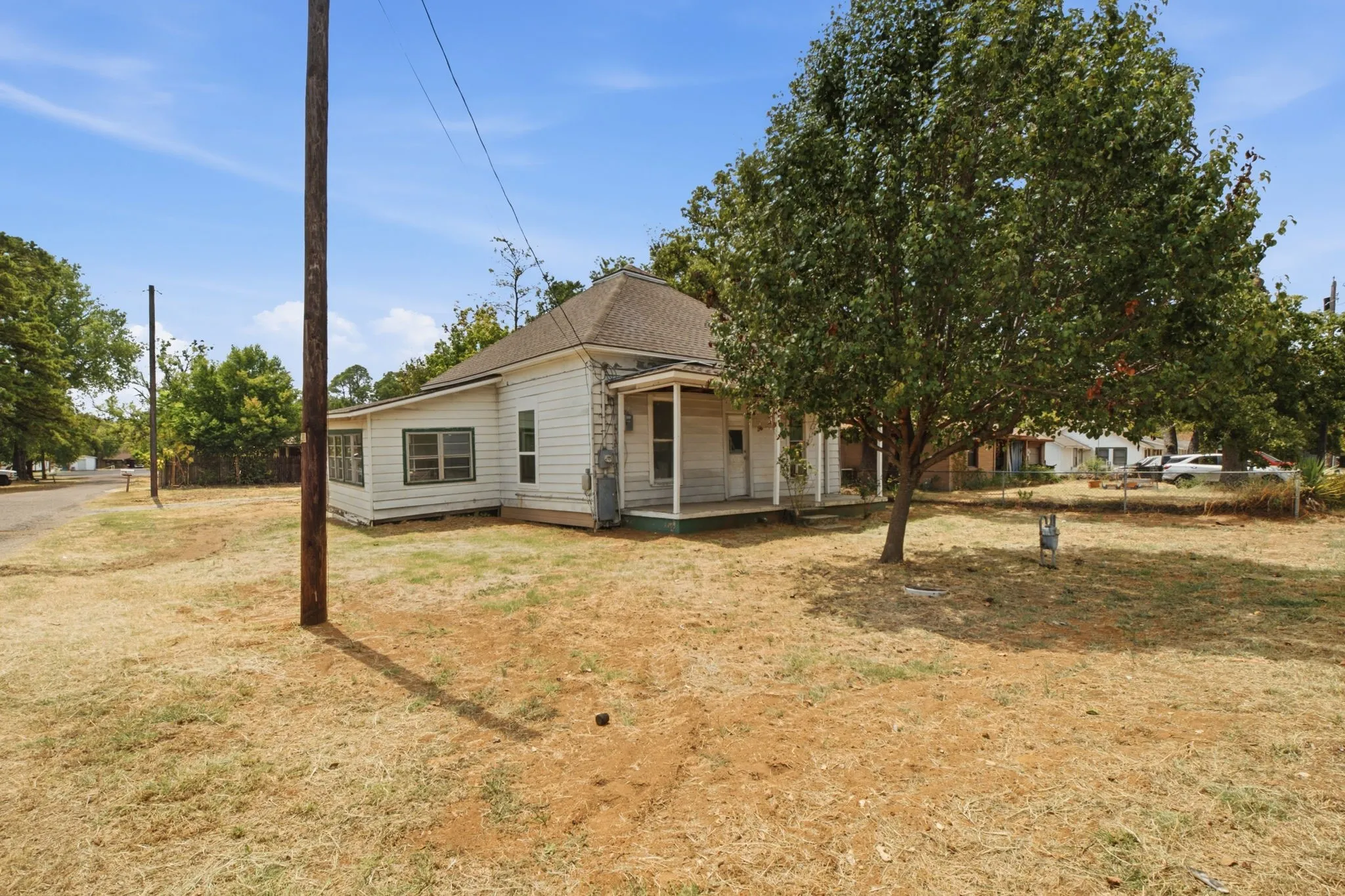 Single Family Residence For Sale in Grayson County , 214 E Woodland Street, Collinsville, Texas 76233, 2 Bedroom, 1 Bathroom, 1 Garage spaces, 924 Sqft, built in 1920, mls#21367676, Real Estate Agent in Collinsville, Homes For Sale in Grayson county, Homes For Sale in Collinsville, Realtor in Collinsville Texas, Real Estate Brokerage Independent Realty Texas, Luminita Cordes Realtor
