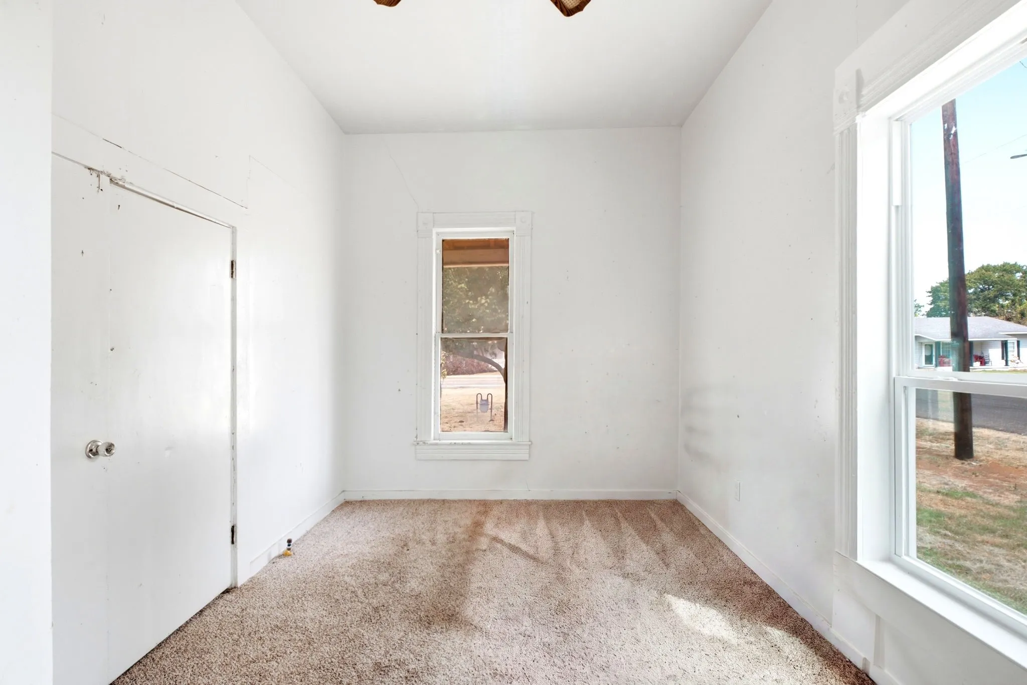 Single Family Residence For Sale in Grayson County , 214 E Woodland Street, Collinsville, Texas 76233, 2 Bedroom, 1 Bathroom, 1 Garage spaces, 924 Sqft, built in 1920, mls#21367676, Real Estate Agent in Collinsville, Homes For Sale in Grayson county, Homes For Sale in Collinsville, Realtor in Collinsville Texas, Real Estate Brokerage Independent Realty Texas, Luminita Cordes Realtor