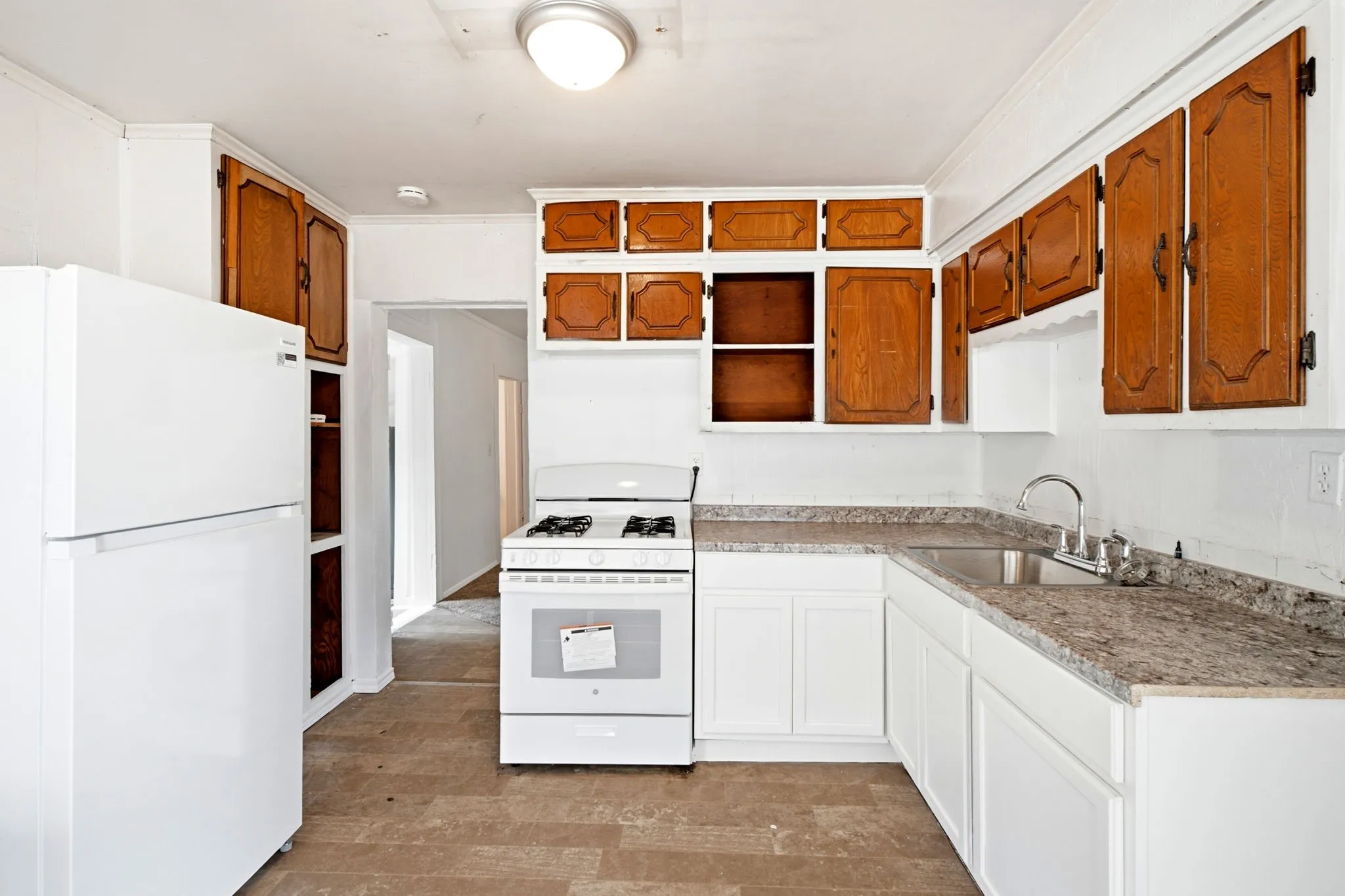 Single Family Residence For Sale in Grayson County , 214 E Woodland Street, Collinsville, Texas 76233, 2 Bedroom, 1 Bathroom, 1 Garage spaces, 924 Sqft, built in 1920, mls#21367676, Real Estate Agent in Collinsville, Homes For Sale in Grayson county, Homes For Sale in Collinsville, Realtor in Collinsville Texas, Real Estate Brokerage Independent Realty Texas, Luminita Cordes Realtor
